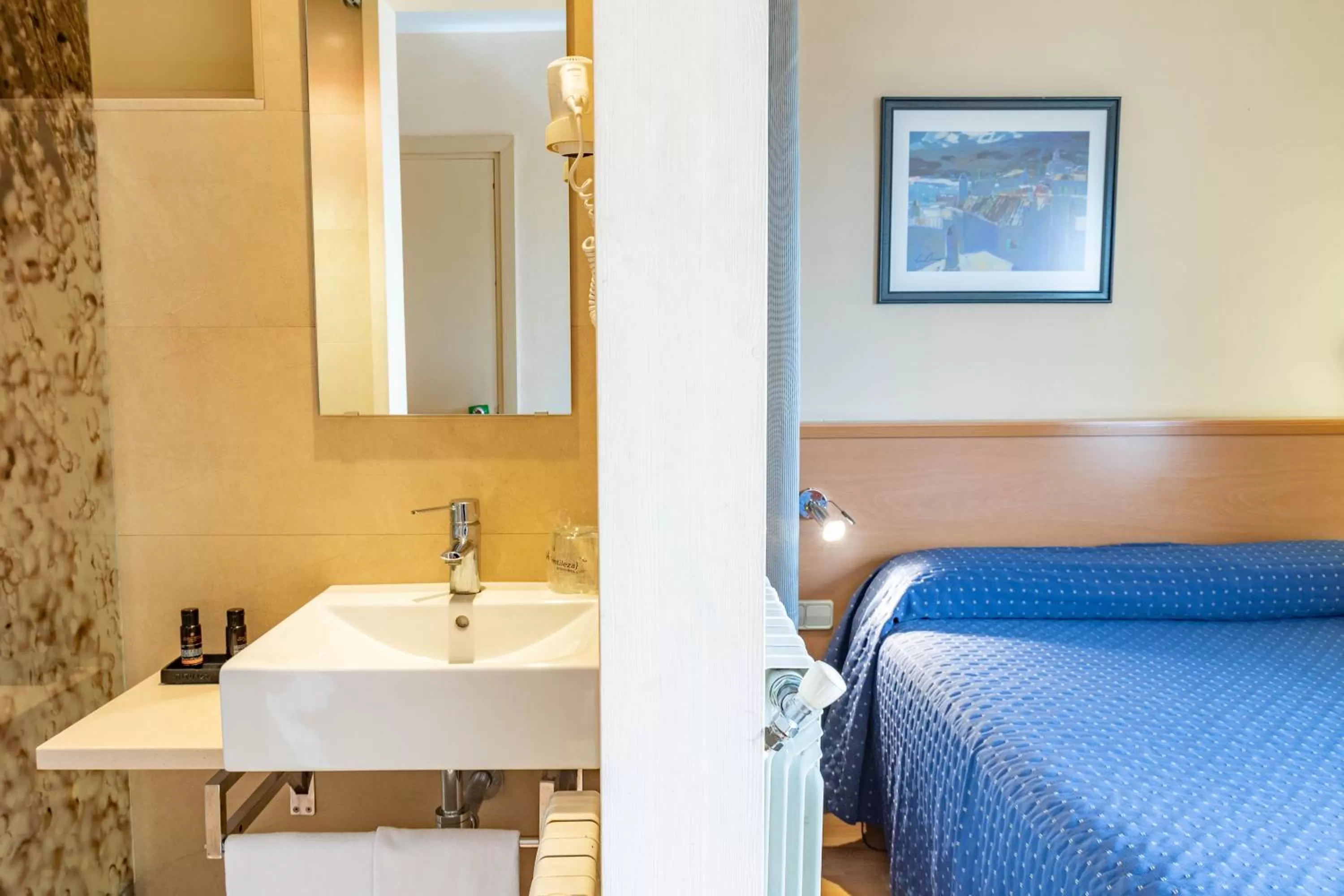 Bathroom, Bed in Hotel J. Balmes Vic