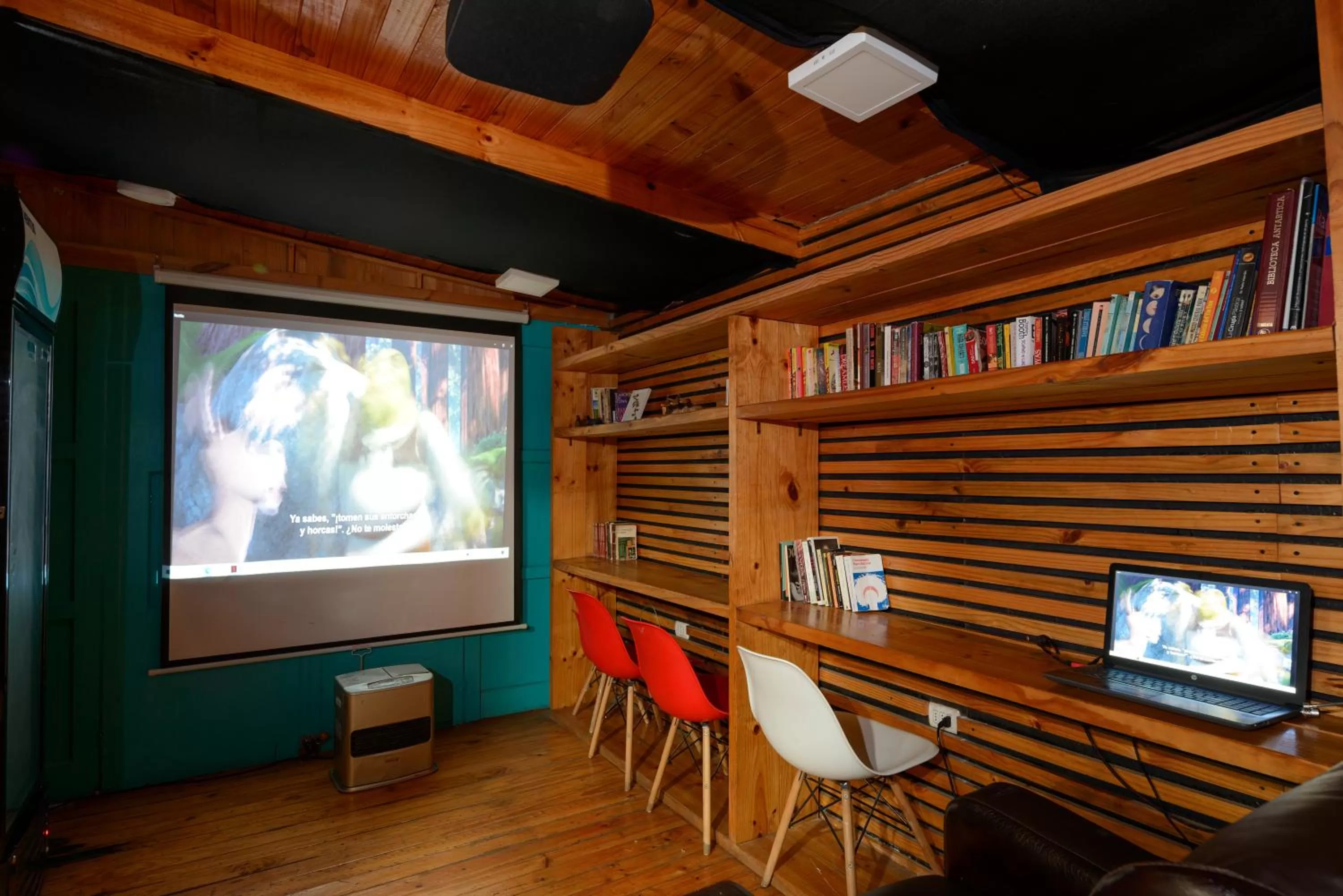 Meeting/conference room, TV/Entertainment Center in Verde Madera Hostel B&B