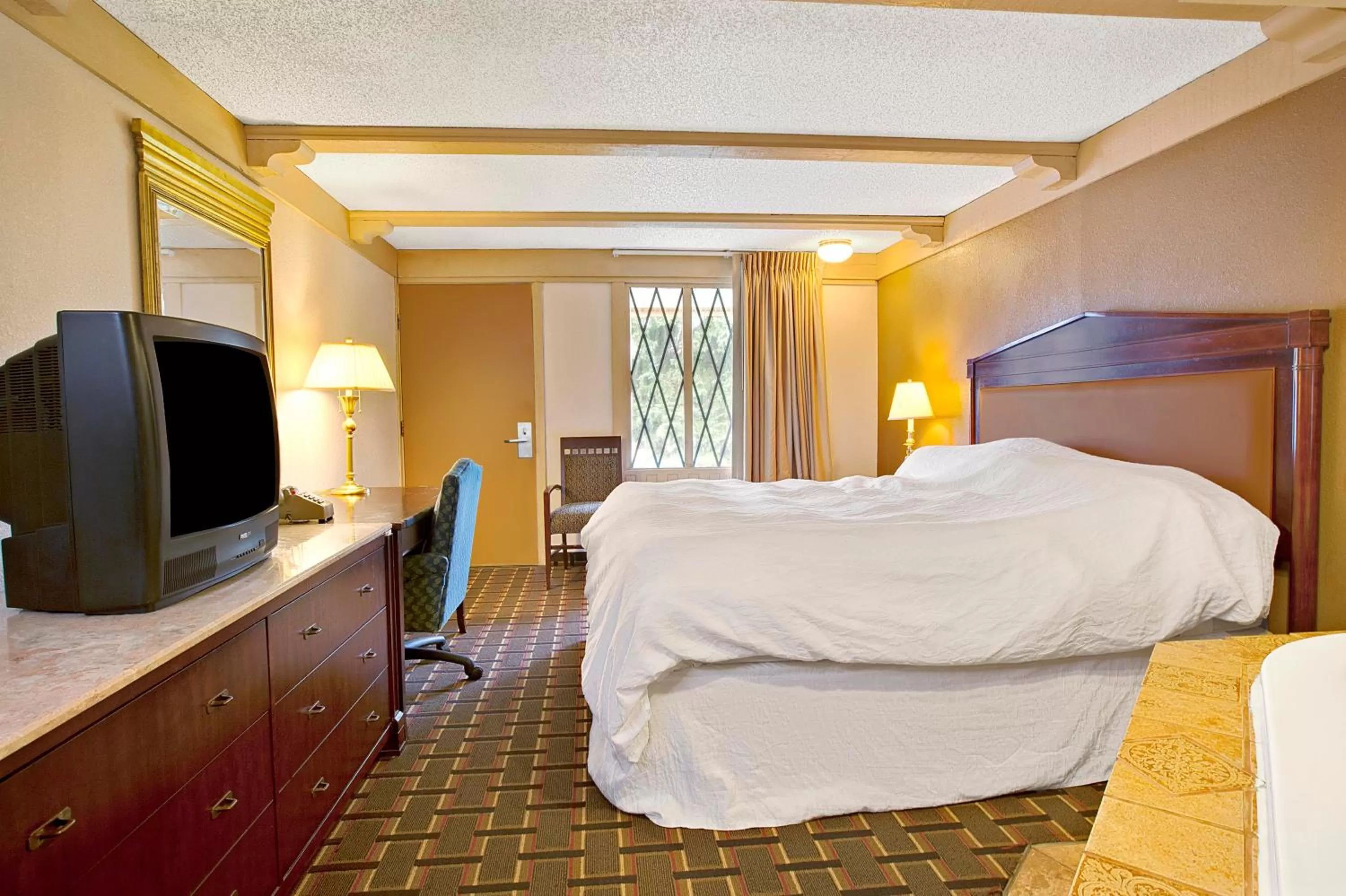 Photo of the whole room, Bed in Knights Inn Greensburg