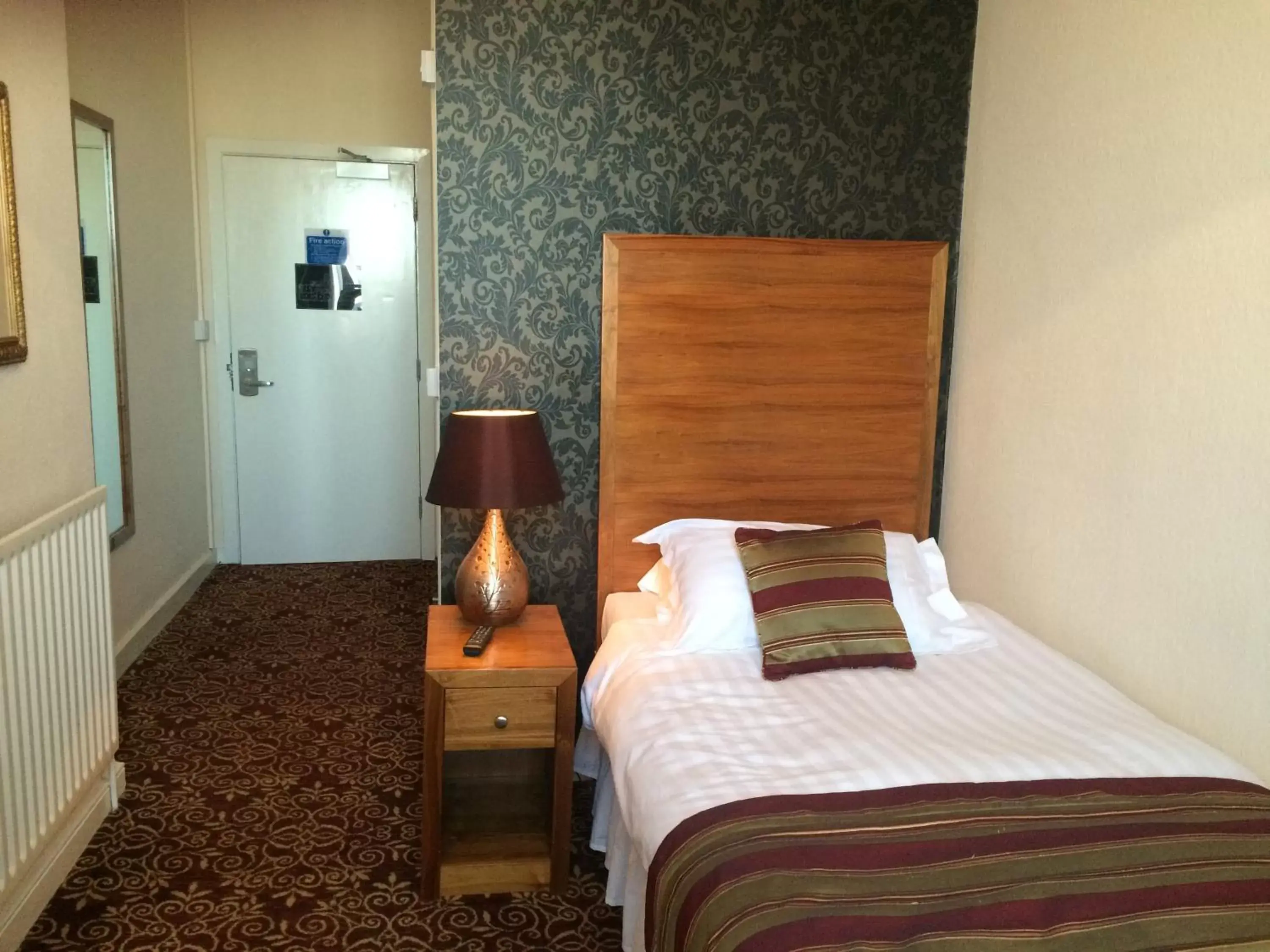 Single Room in The Three Tuns Hotel Wetherspoon Single Room in The Three Tuns Hotel Wetherspoon