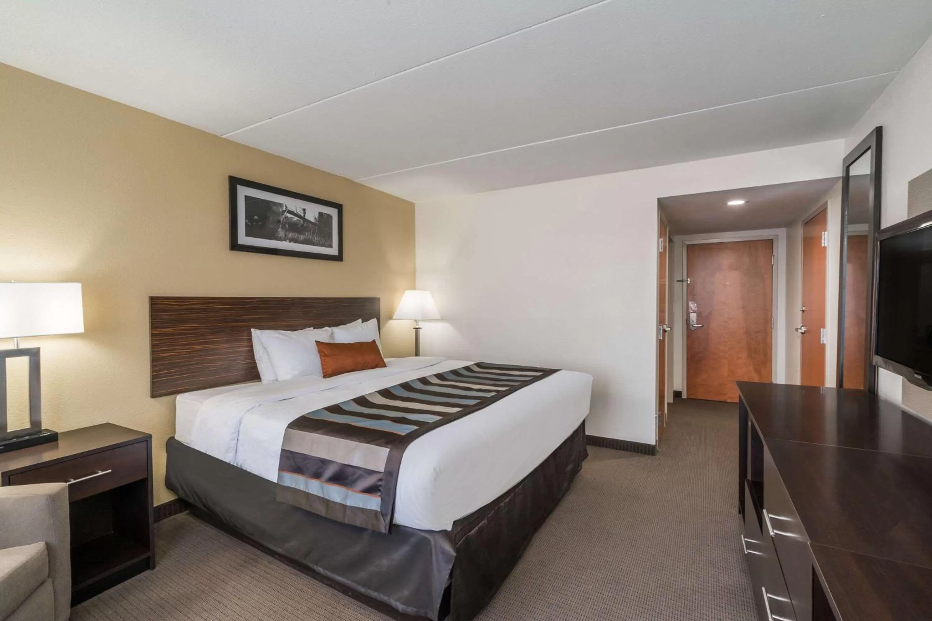 Photo of the whole room in Wingate by Wyndham Bowling Green