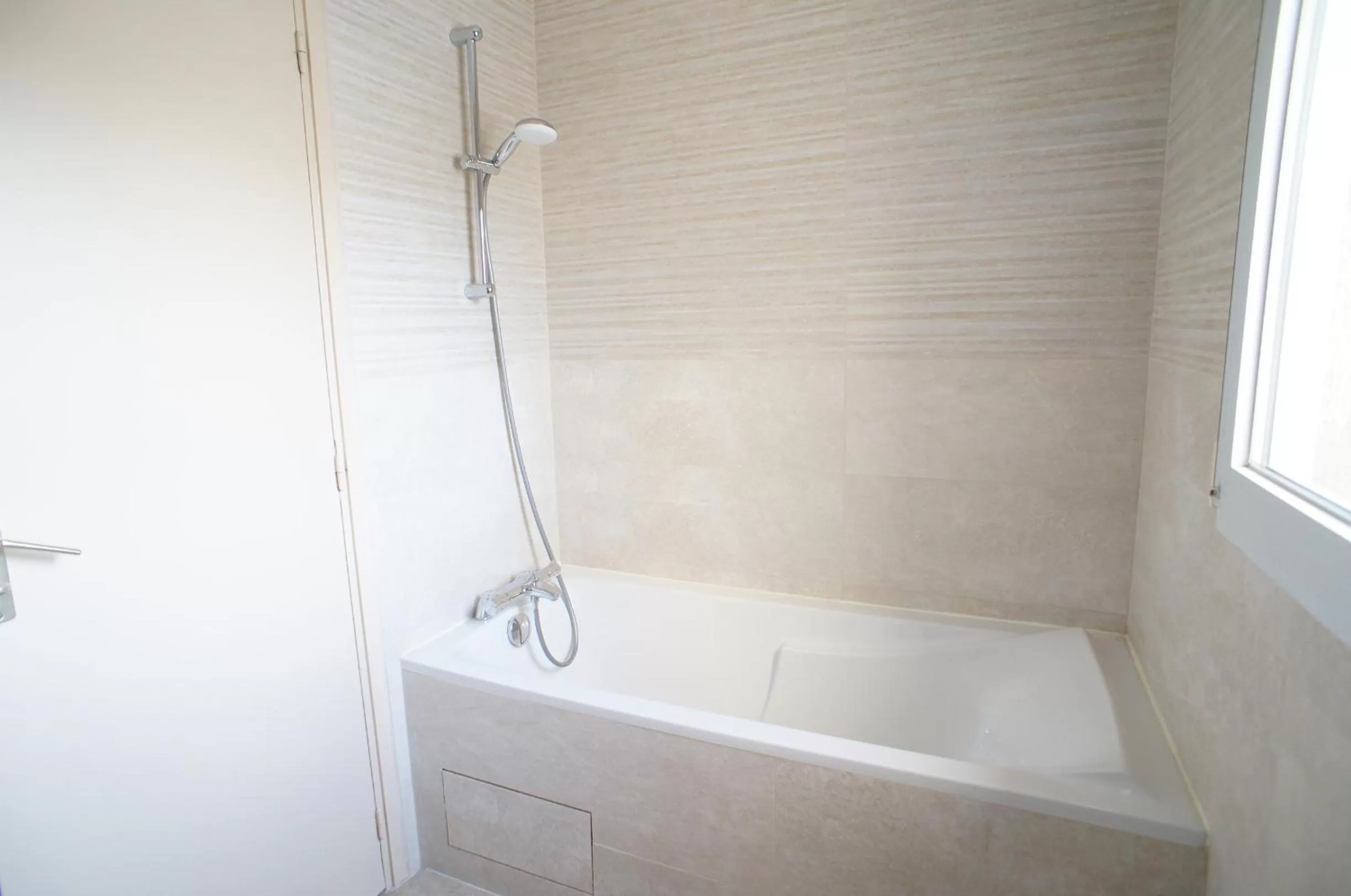 Bathroom in Hôtel De France