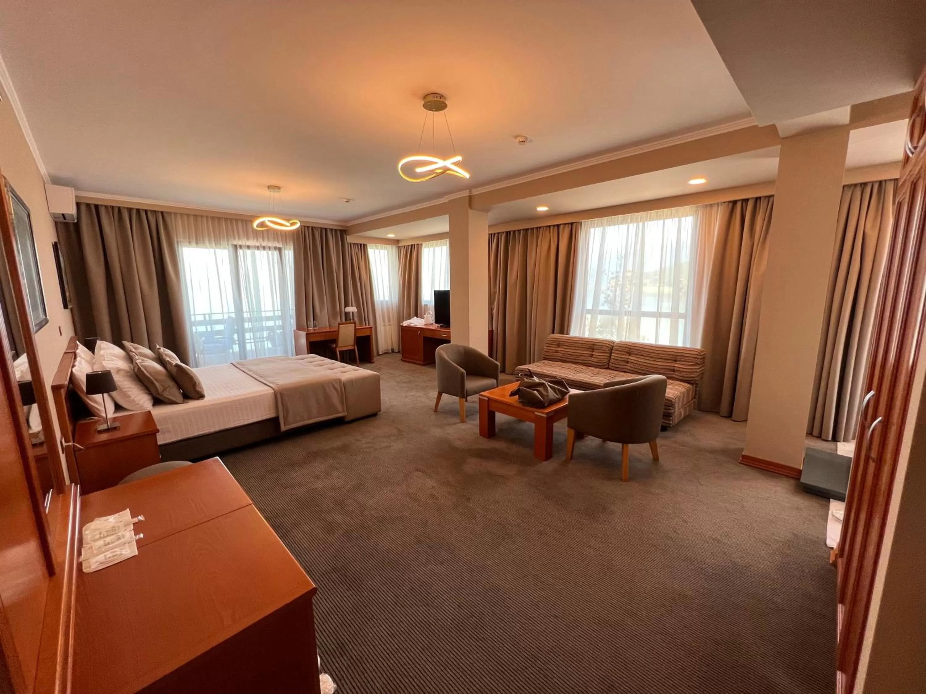 Living room, Bed in Hotel Millennium