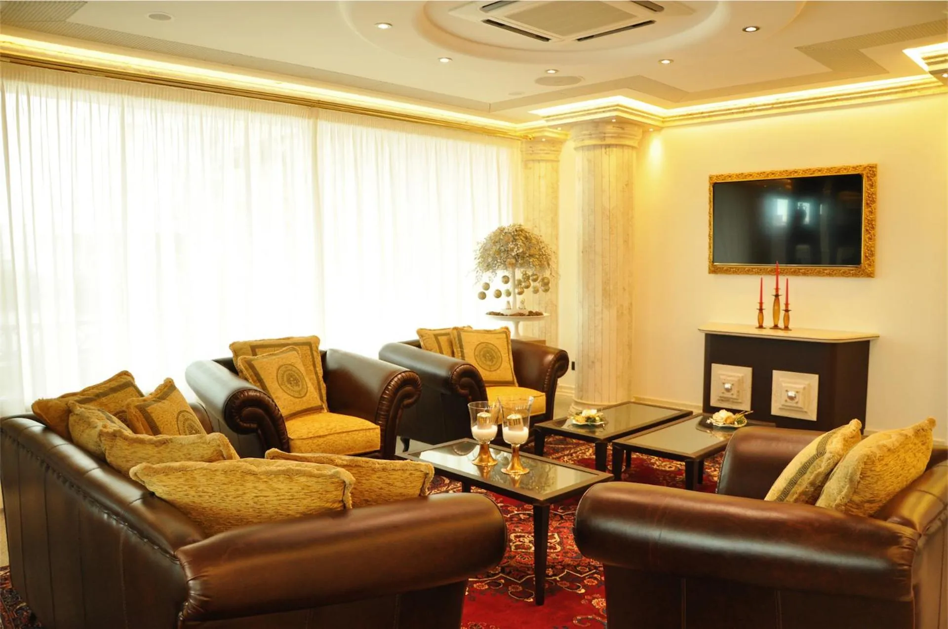 Communal lounge/ TV room in BHB Hotel