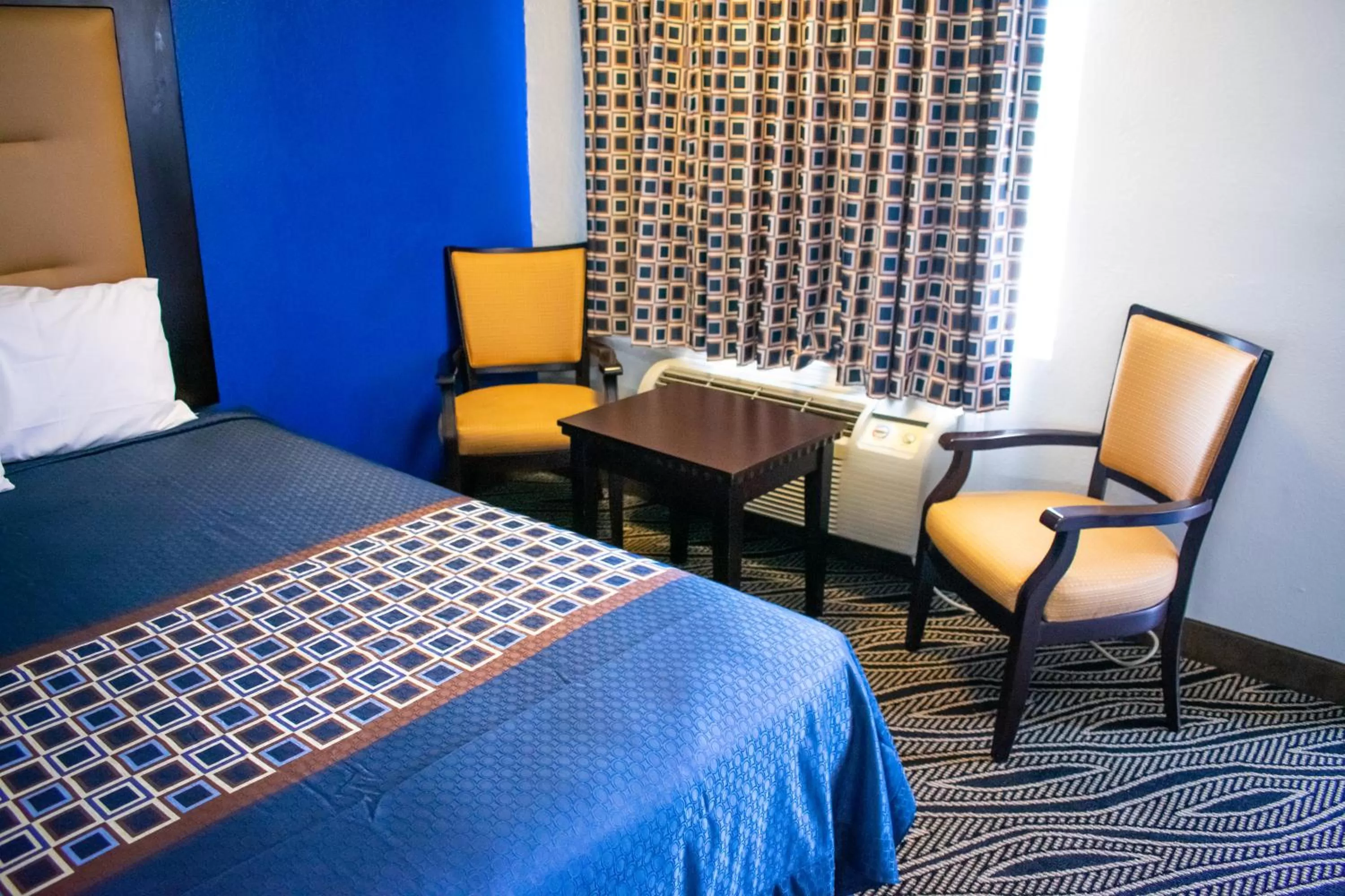 Bed in Blue Jay Inn & Suites