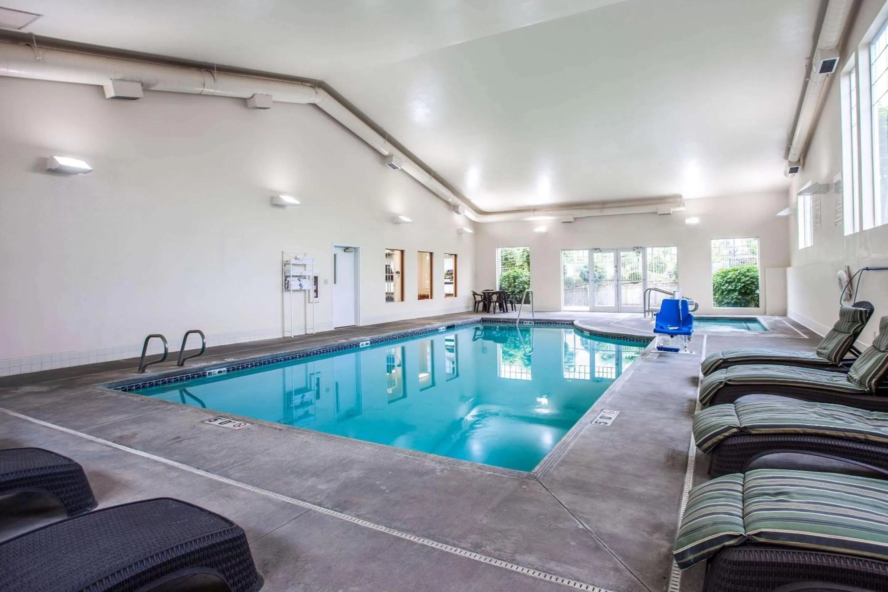Swimming pool in Quality Inn & Suites Federal Way - Seattle