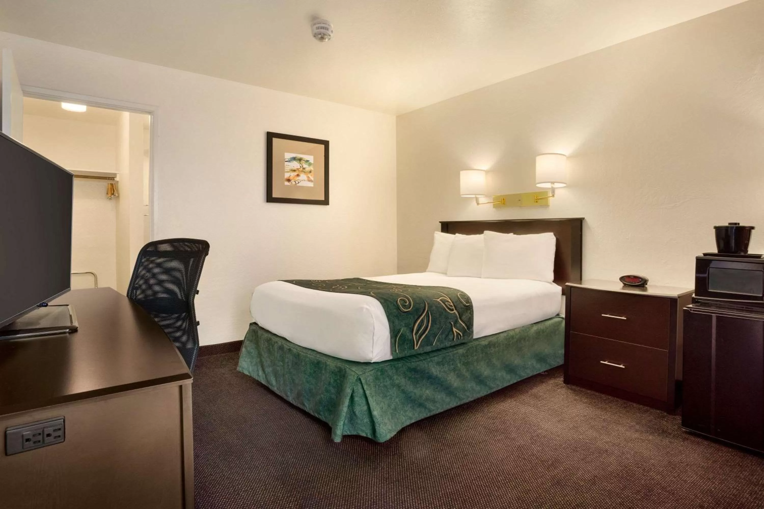 Photo of the whole room, Bed in Travelodge by Wyndham Winslow