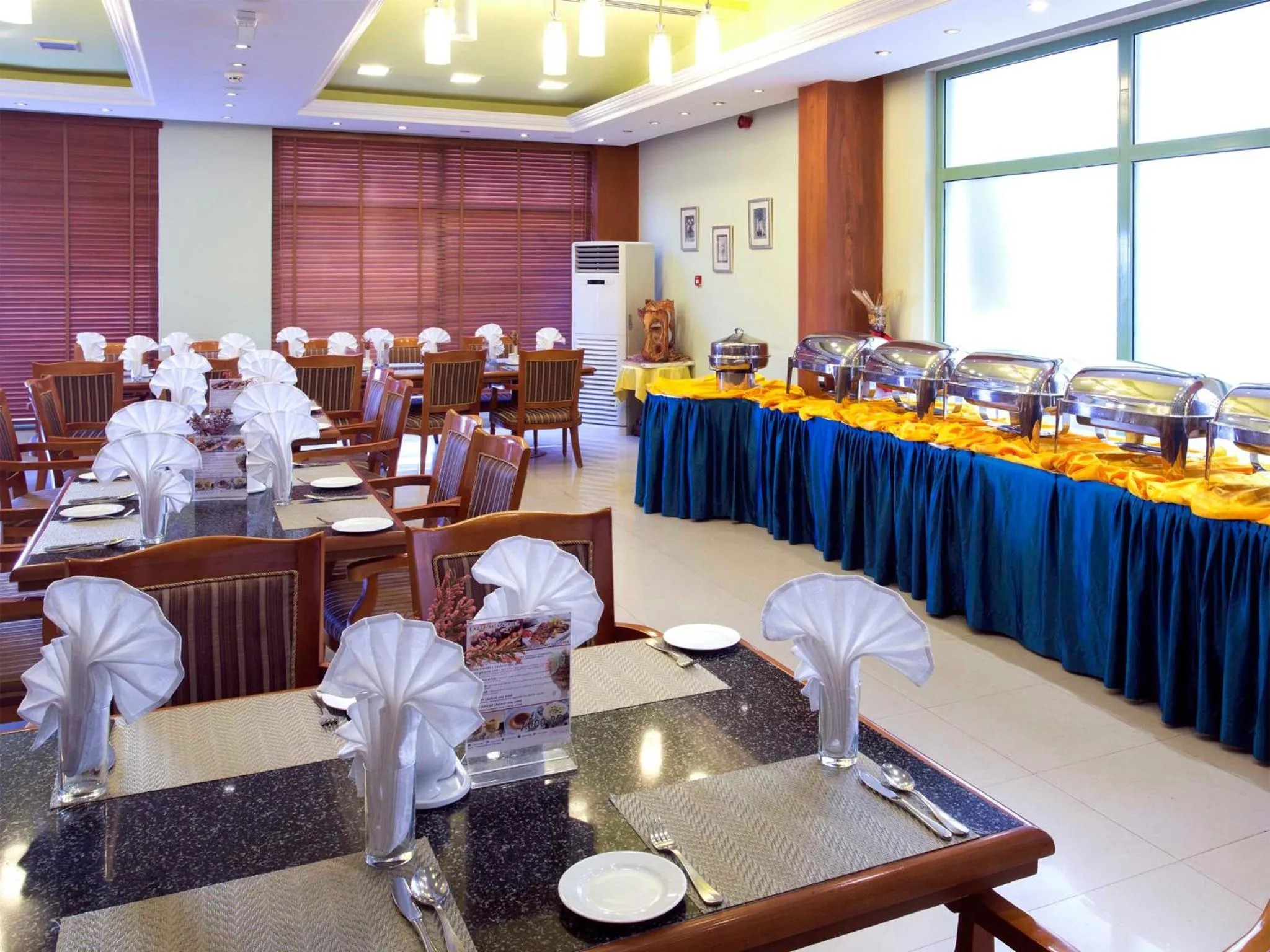 Restaurant/places to eat in Safeer Plaza Hotel