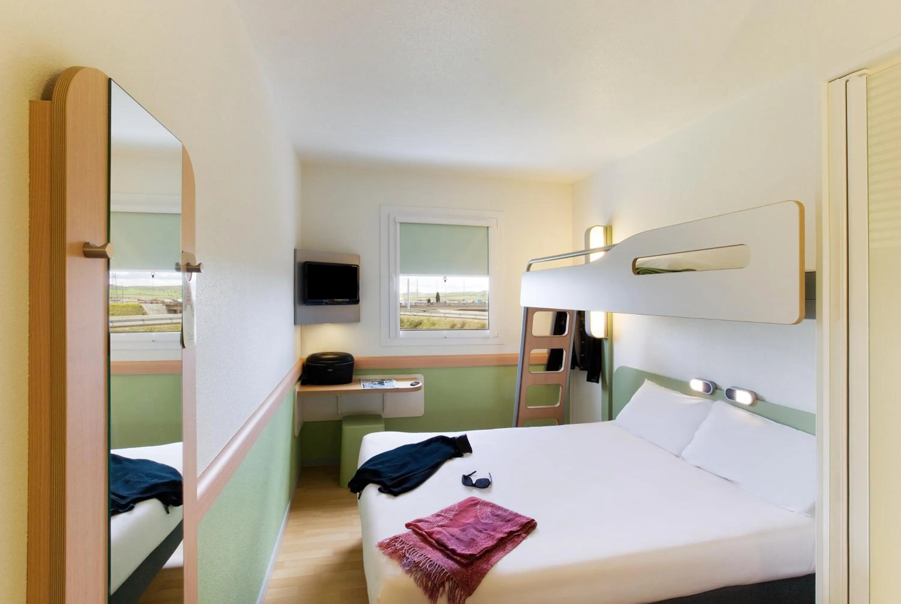 Photo of the whole room, Bed in Ibis Budget Madrid Getafe