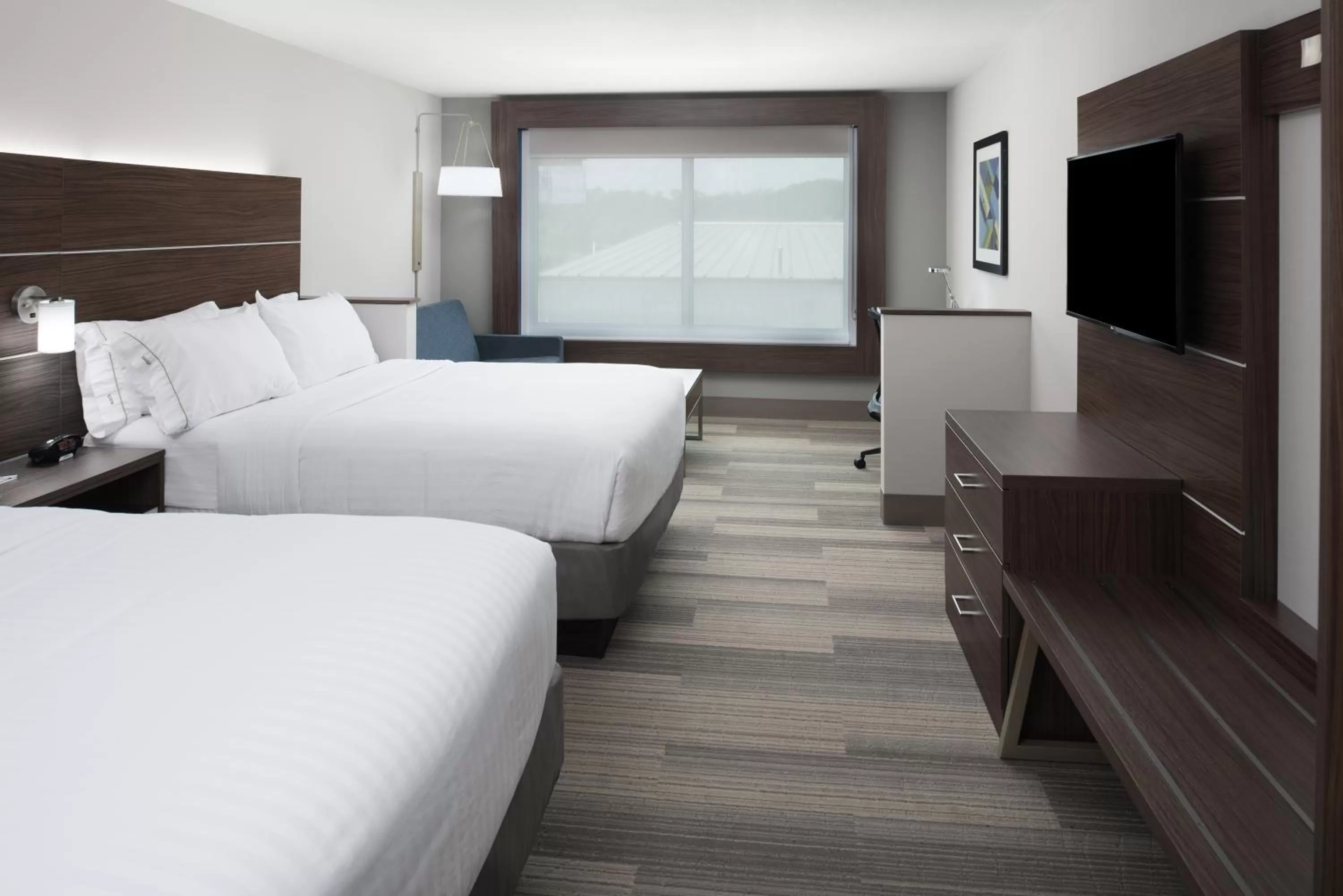 Photo of the whole room, Bed in Holiday Inn Express & Suites Kingdom City by IHG