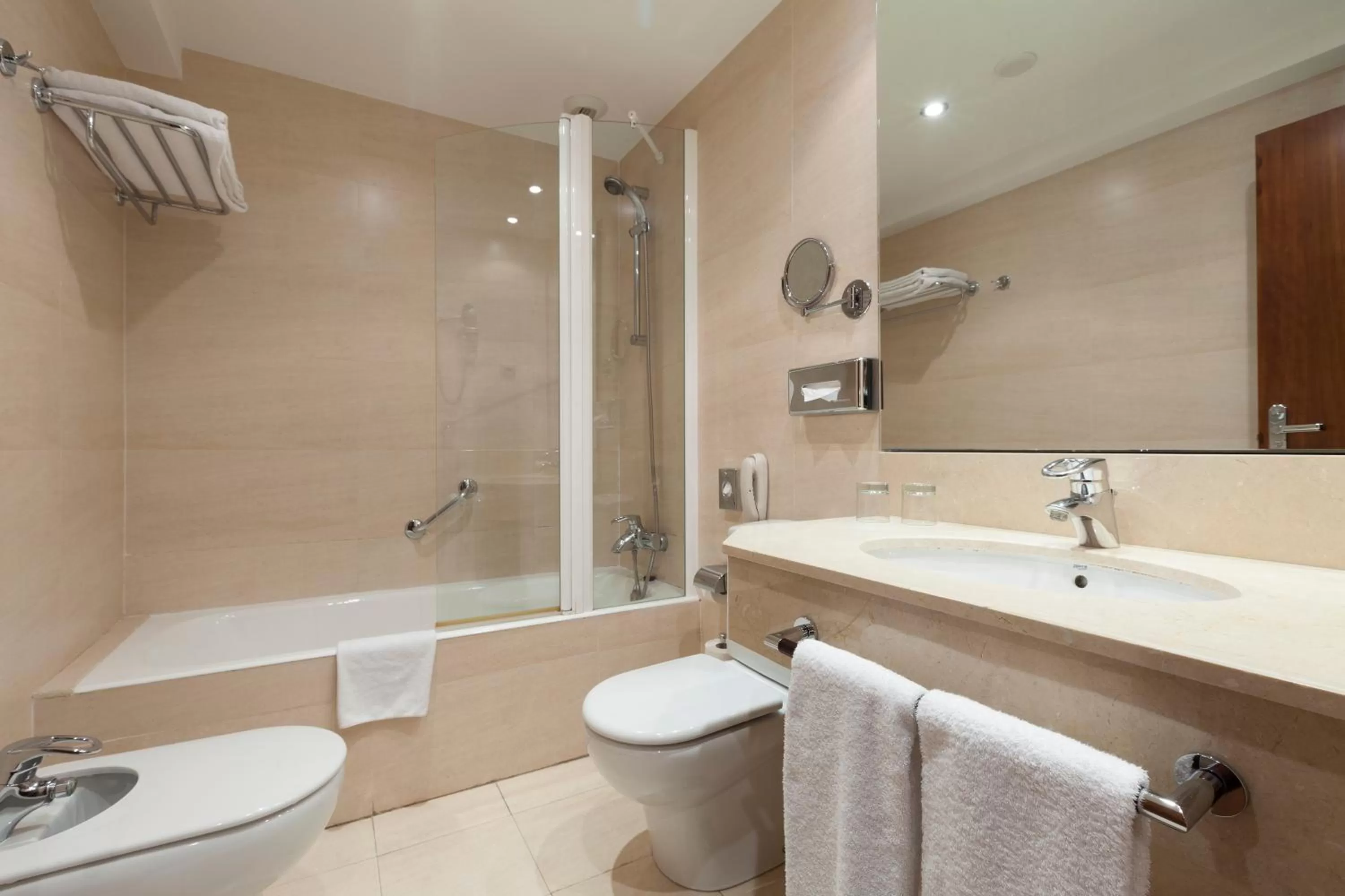 Bathroom in Hotel URH Palacio de Oriol