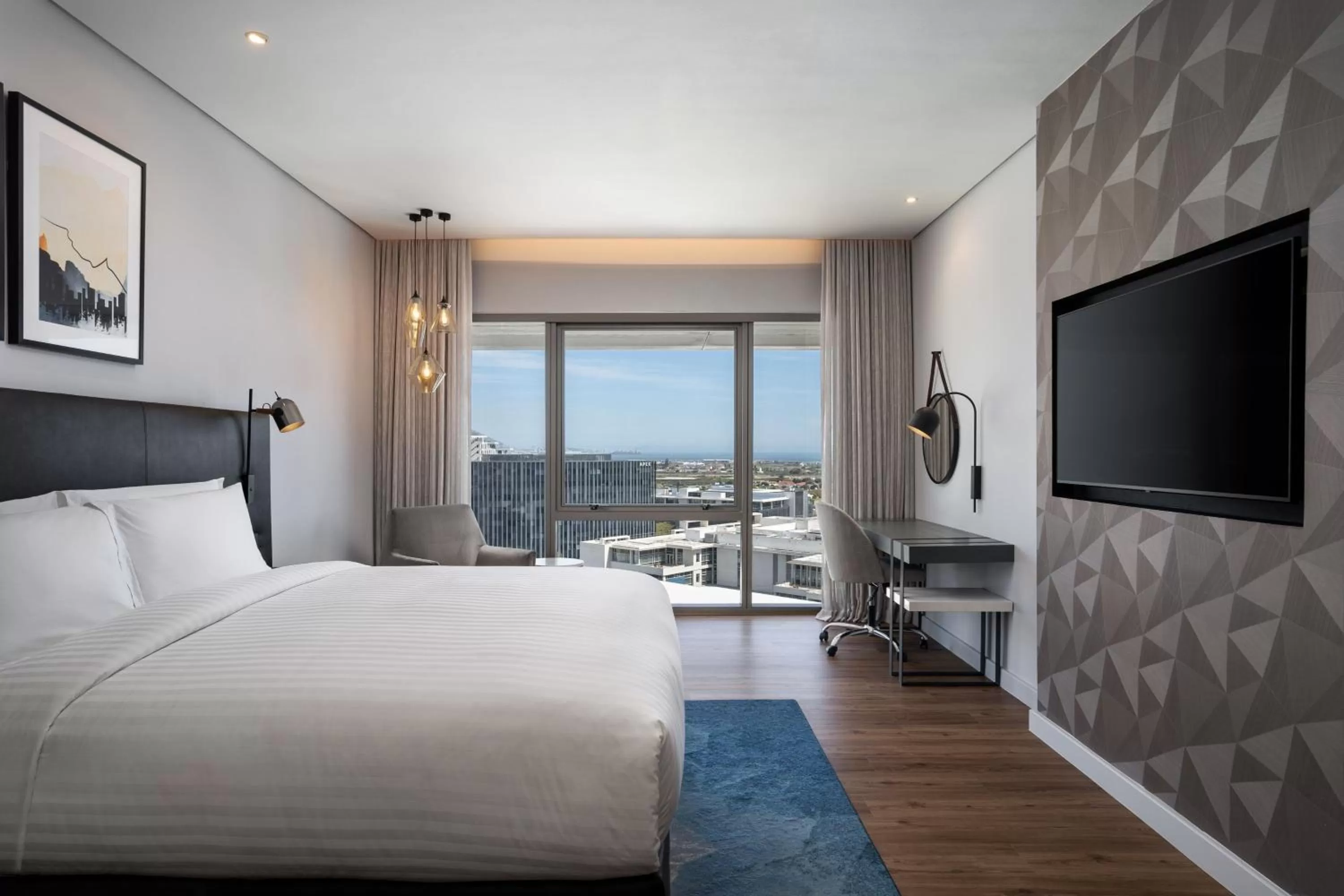 Photo of the whole room, Bed in Cape Town Marriott Hotel Crystal Towers