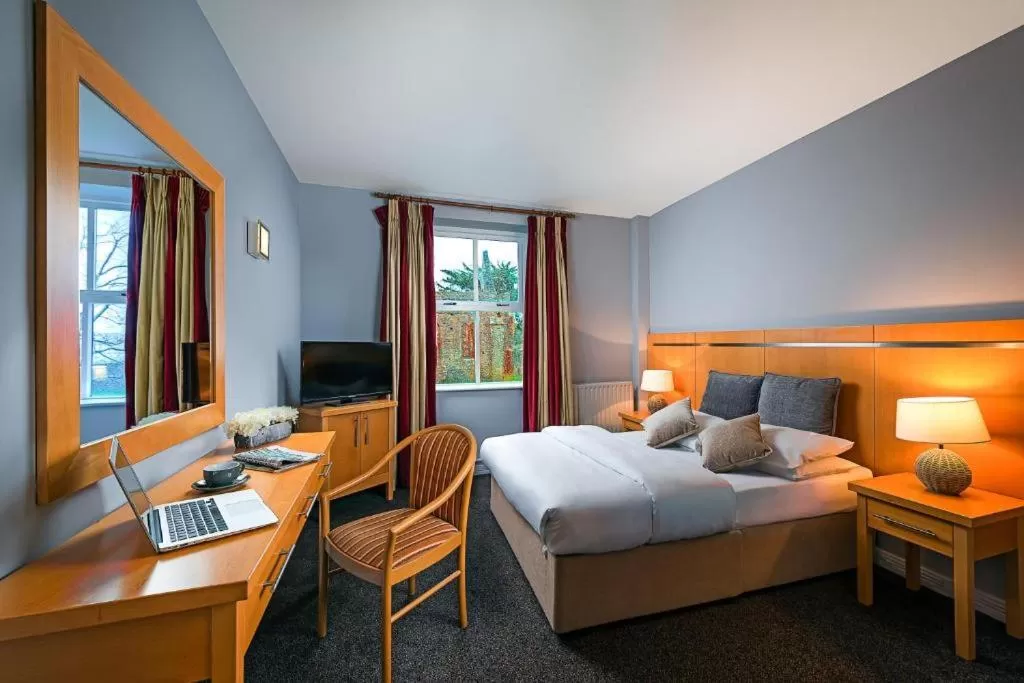 Photo of the whole room, Bed in Queens Hotel