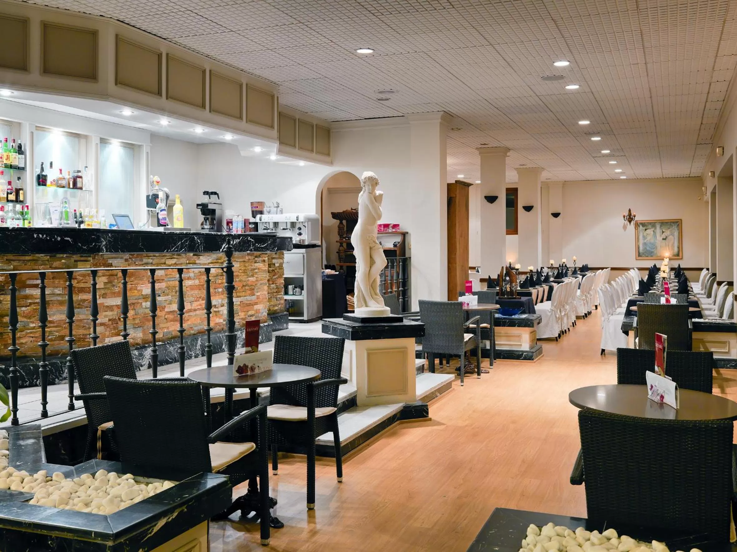 Restaurant/places to eat in Regency Torviscas Apartments and Suites