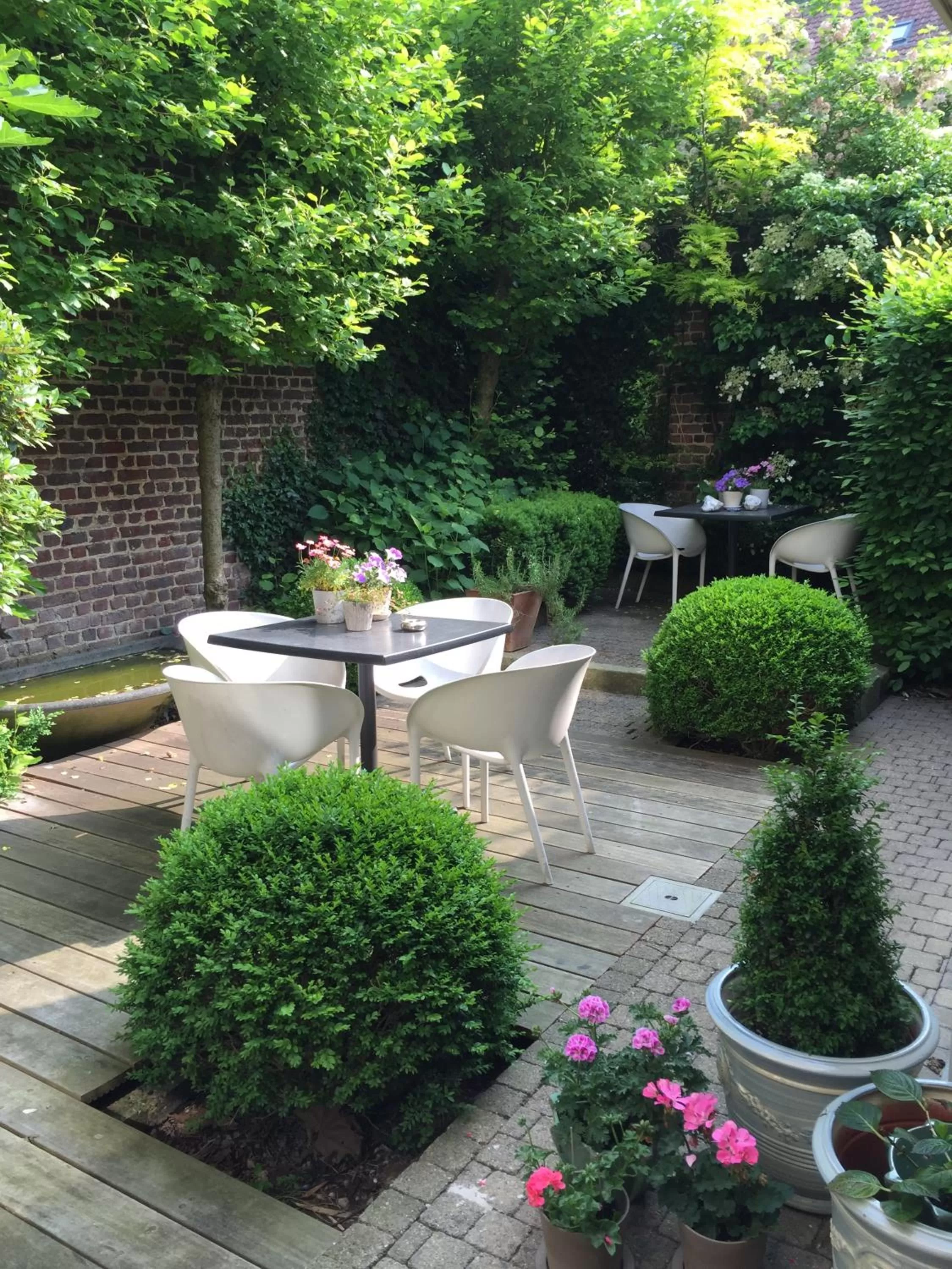 Garden, Restaurant/Places to Eat in B&B Sabbajon