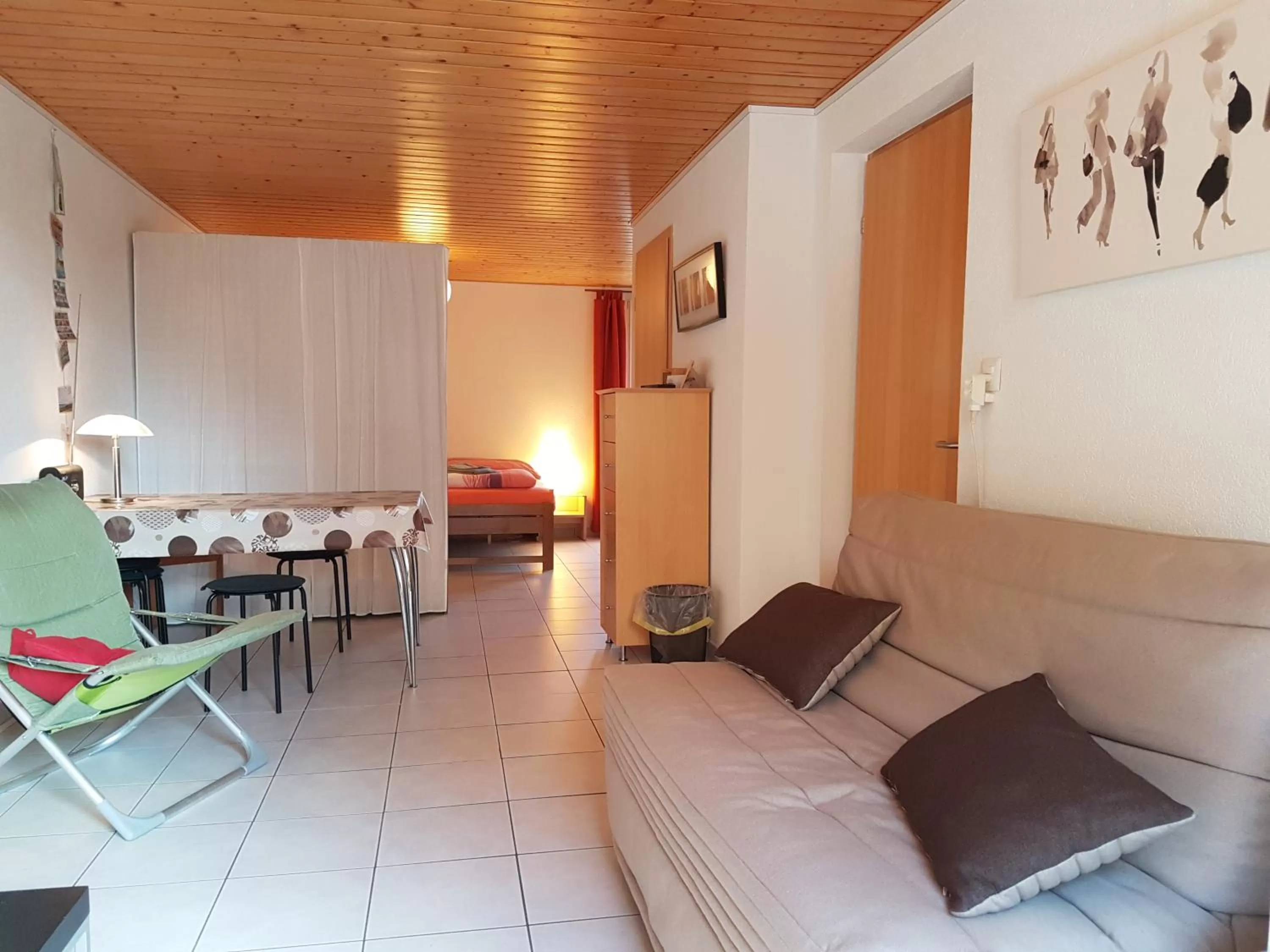 Photo of the whole room in BNB Tuileries