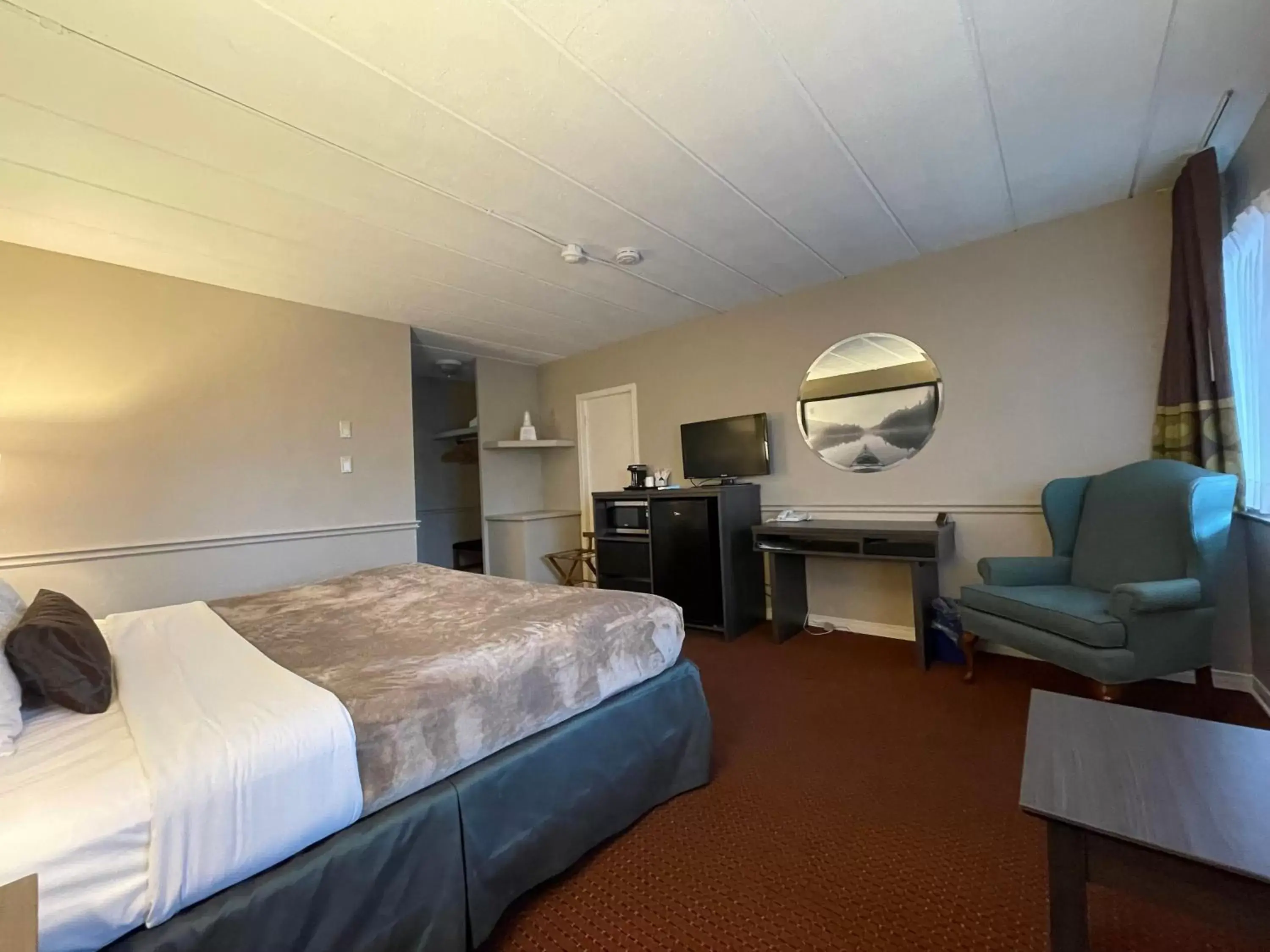 King Room - Non-Smoking in Super 8 by Wyndham Gananoque - Country Squire Resort King Room - Non-Smoking in Super 8 by Wyndham Gananoque - Country Squire Resort