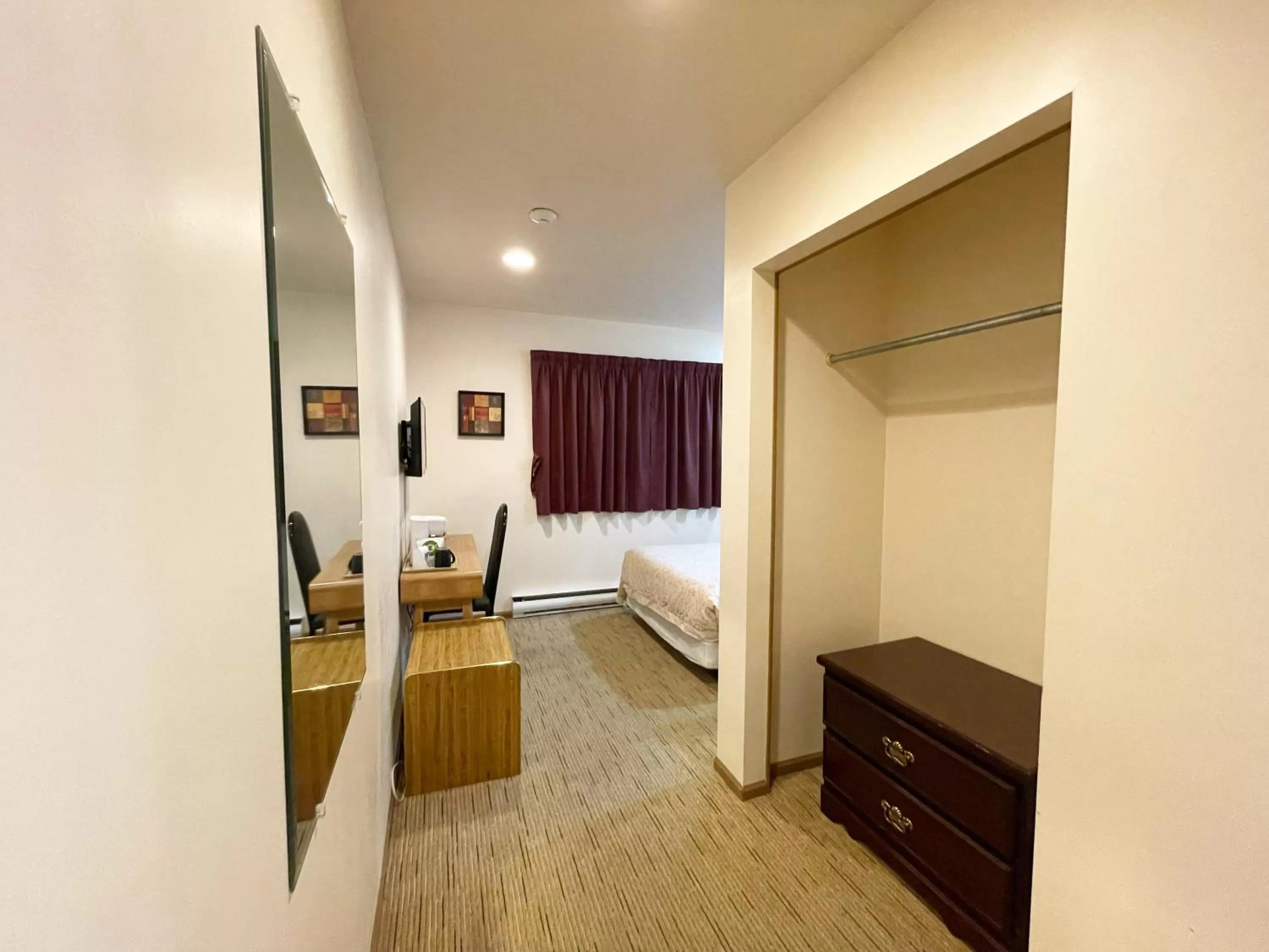 Photo of the whole room, Bed in Valhalla Inn