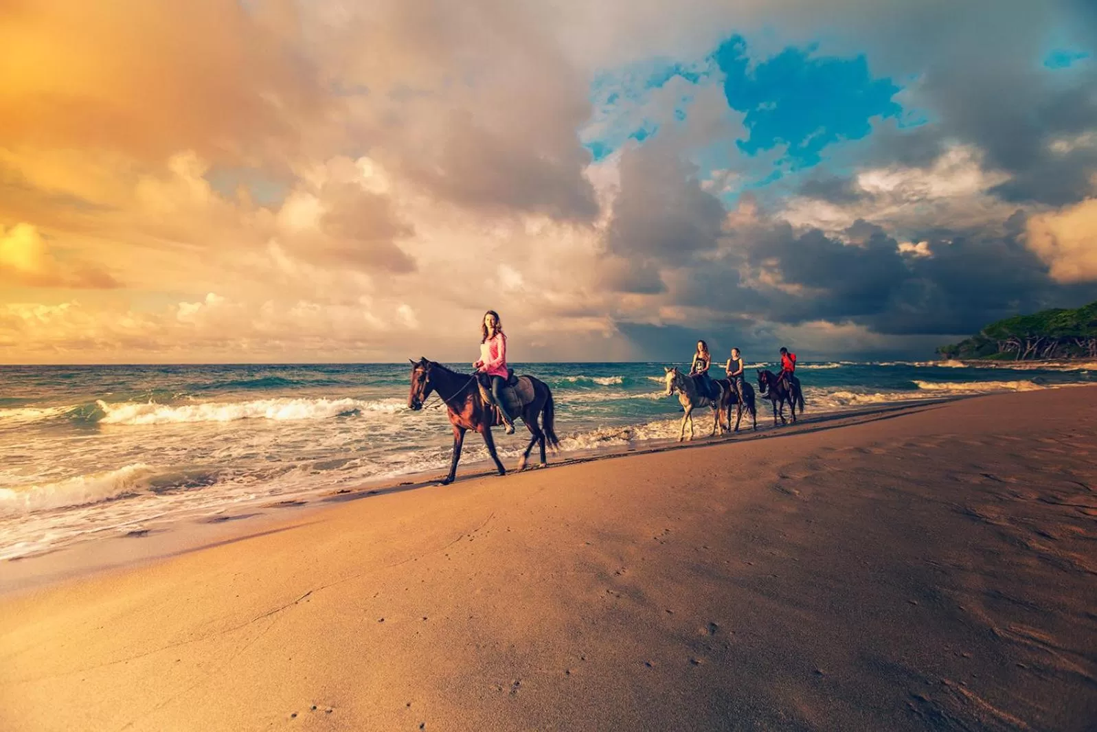 Horse-riding, Horseback Riding in El Encuentro Surf Lodge