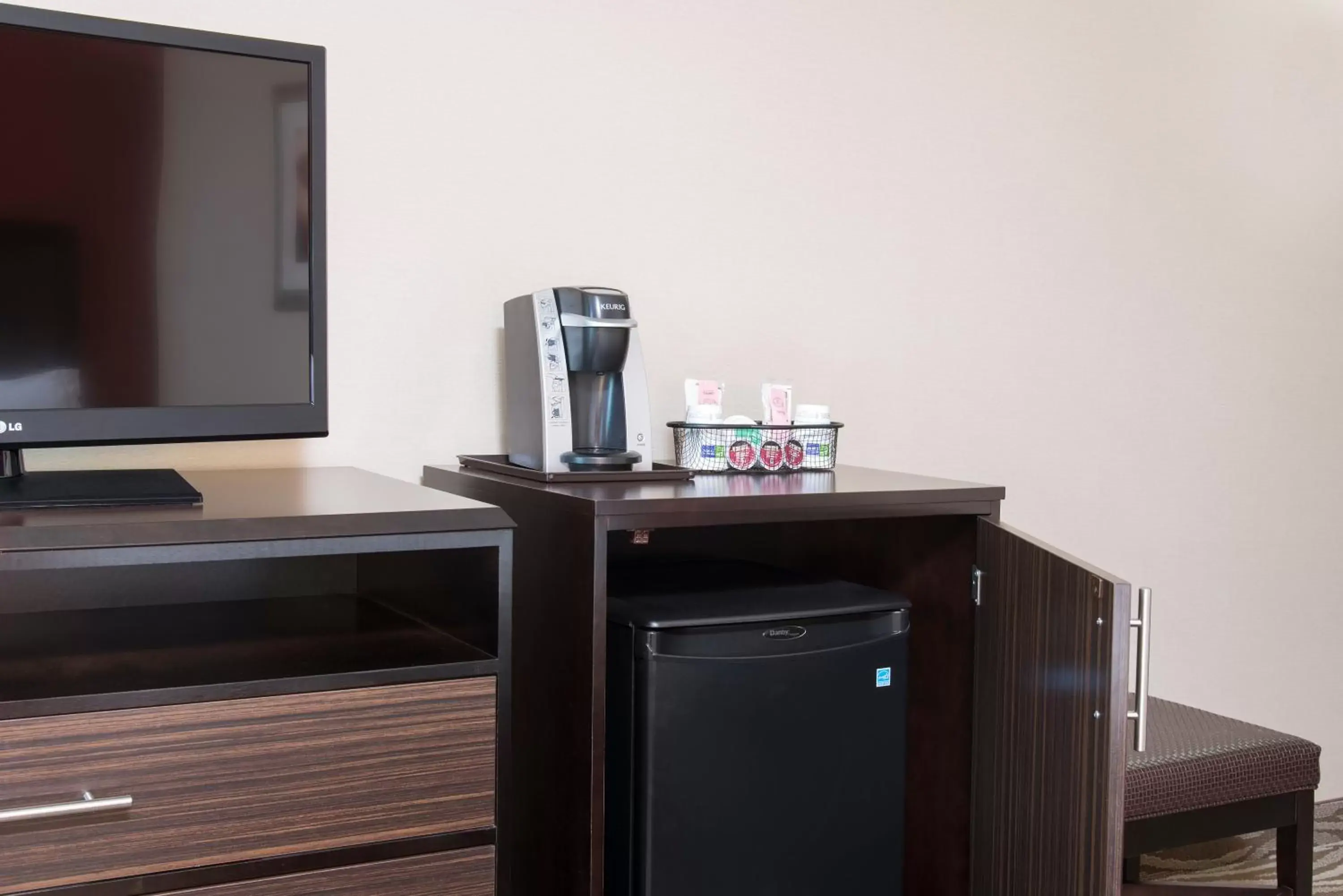 Queen Room with Two Queen Beds - Disability Access in Holiday Inn Express Hotel & Suites Grand Rapids-North by IHG Queen Room with Two Queen Beds - Disability Access in Holiday Inn Express Hotel & Suites Grand Rapids-North by IHG