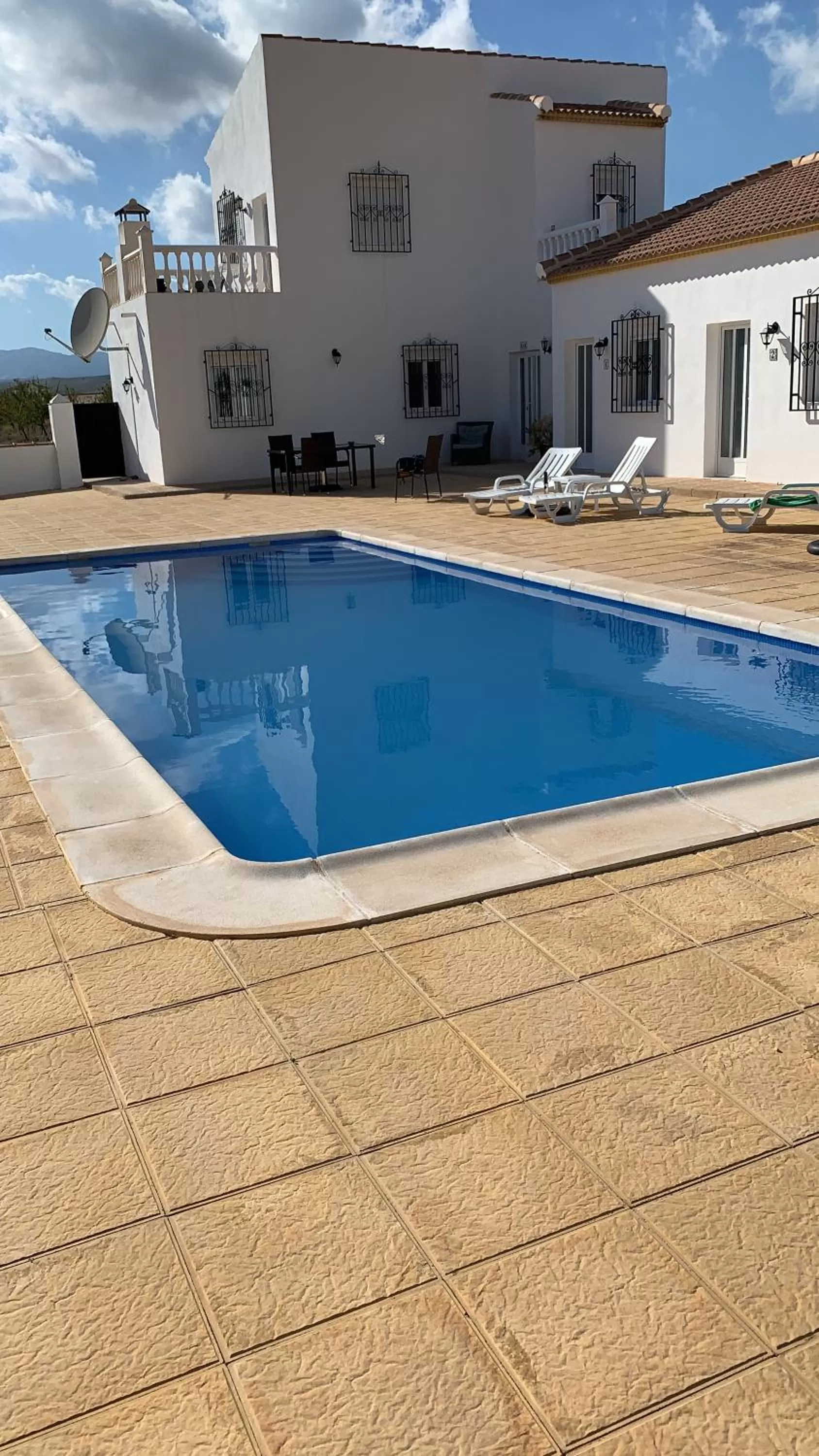 Swimming Pool in B&B Casa Blanca Oria