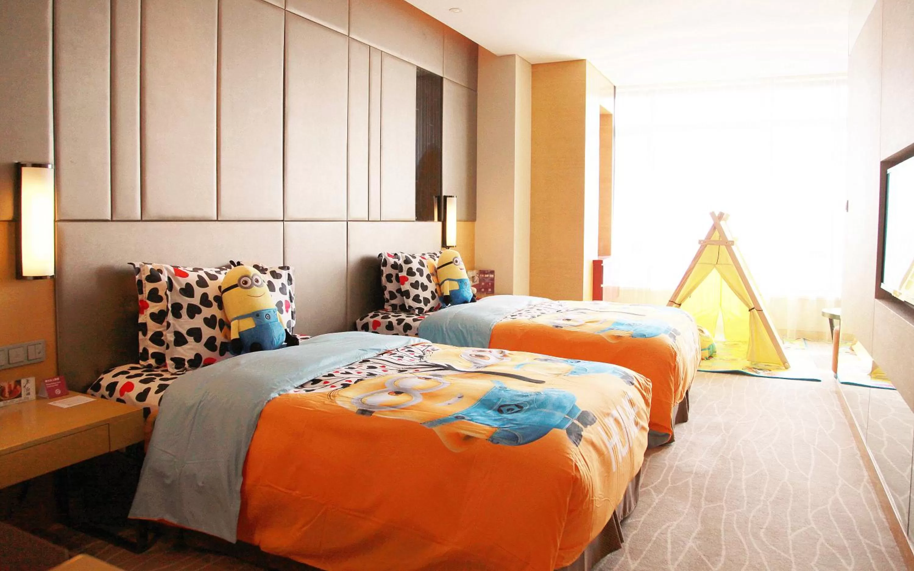 Photo of the whole room, Bed in Crowne Plaza Yangzhou by IHG