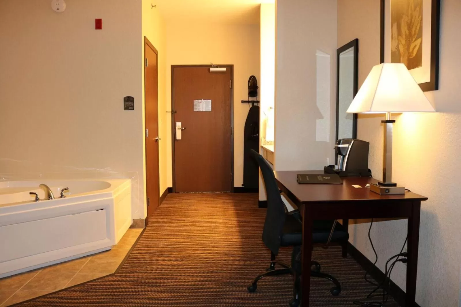 Bath, Bed in Cobblestone Inn & Suites Maryville