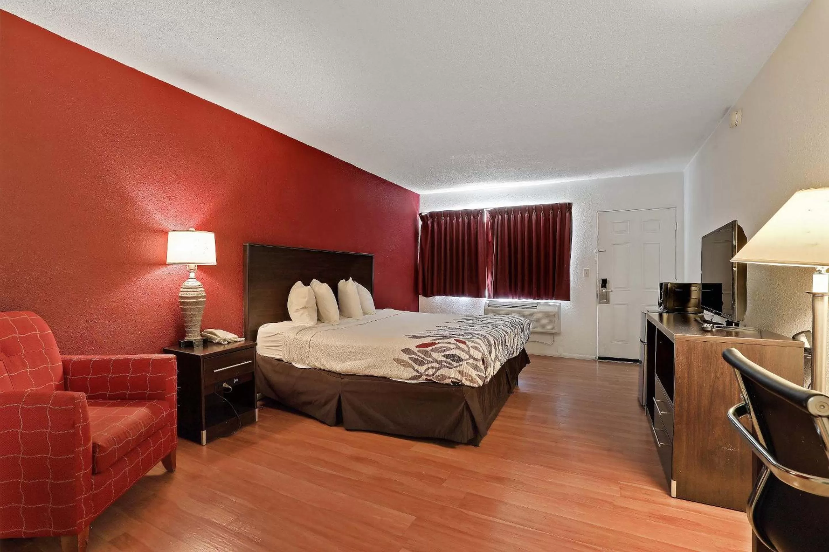 Bedroom, Bed in Red Roof Inn Needles