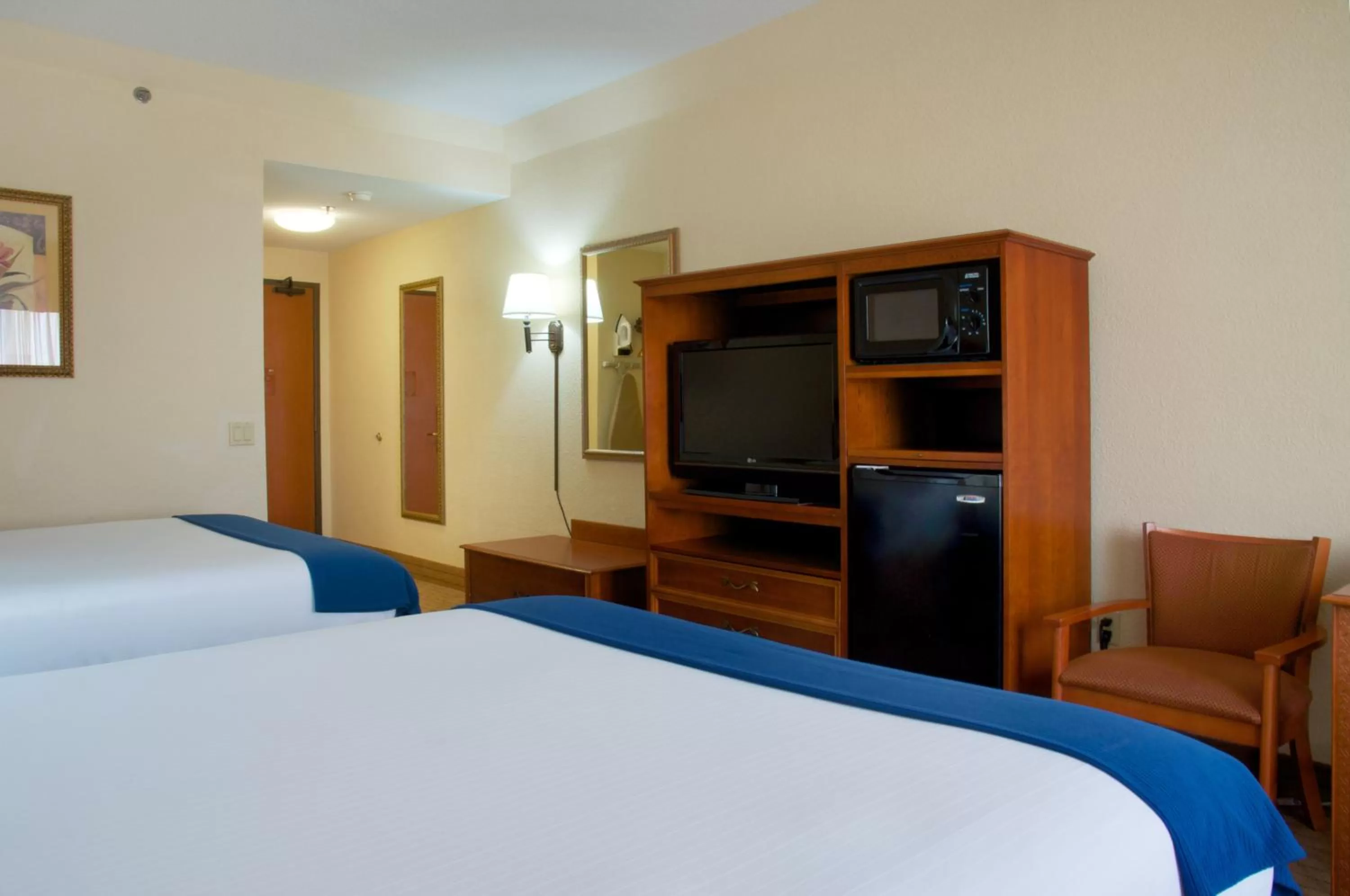 Photo of the whole room, Bed in Holiday Inn Express & Suites Houston - Memorial Park Area by IHG