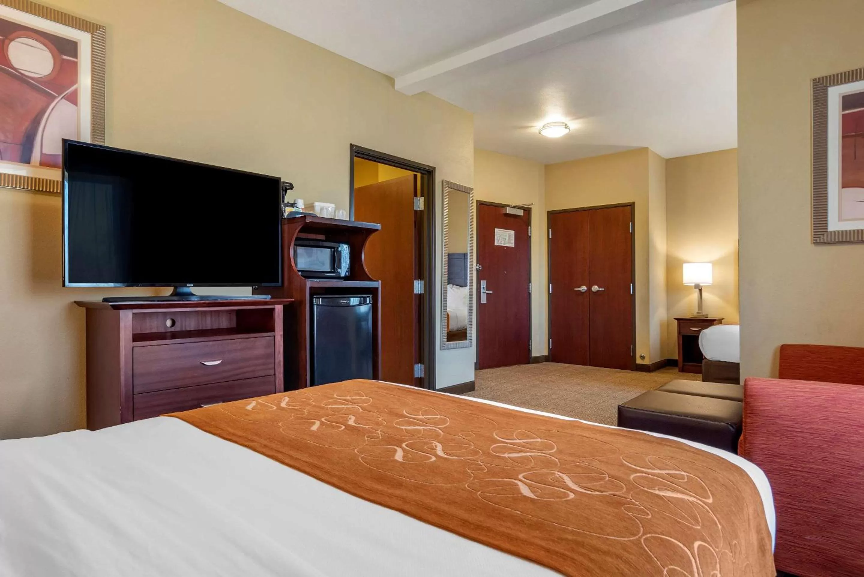 Photo of the whole room, Bed in Comfort Suites Airport South