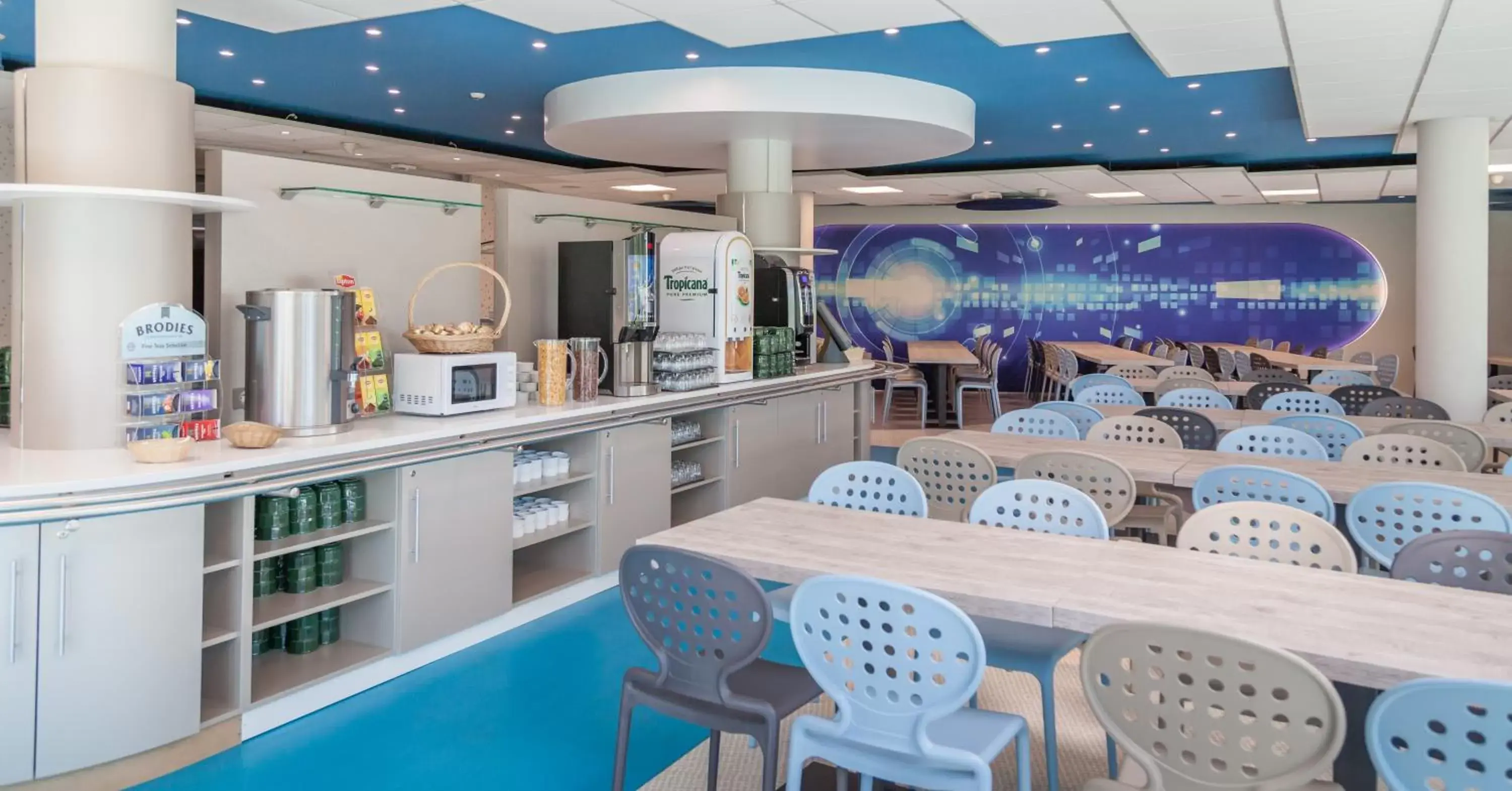 Family Room (1 Double Bed , 4 Single Beds) in Kyriad Poitiers Jules Verne Site du Futuroscope Family Room (1 Double Bed , 4 Single Beds) in Kyriad Poitiers Jules Verne Site du Futuroscope