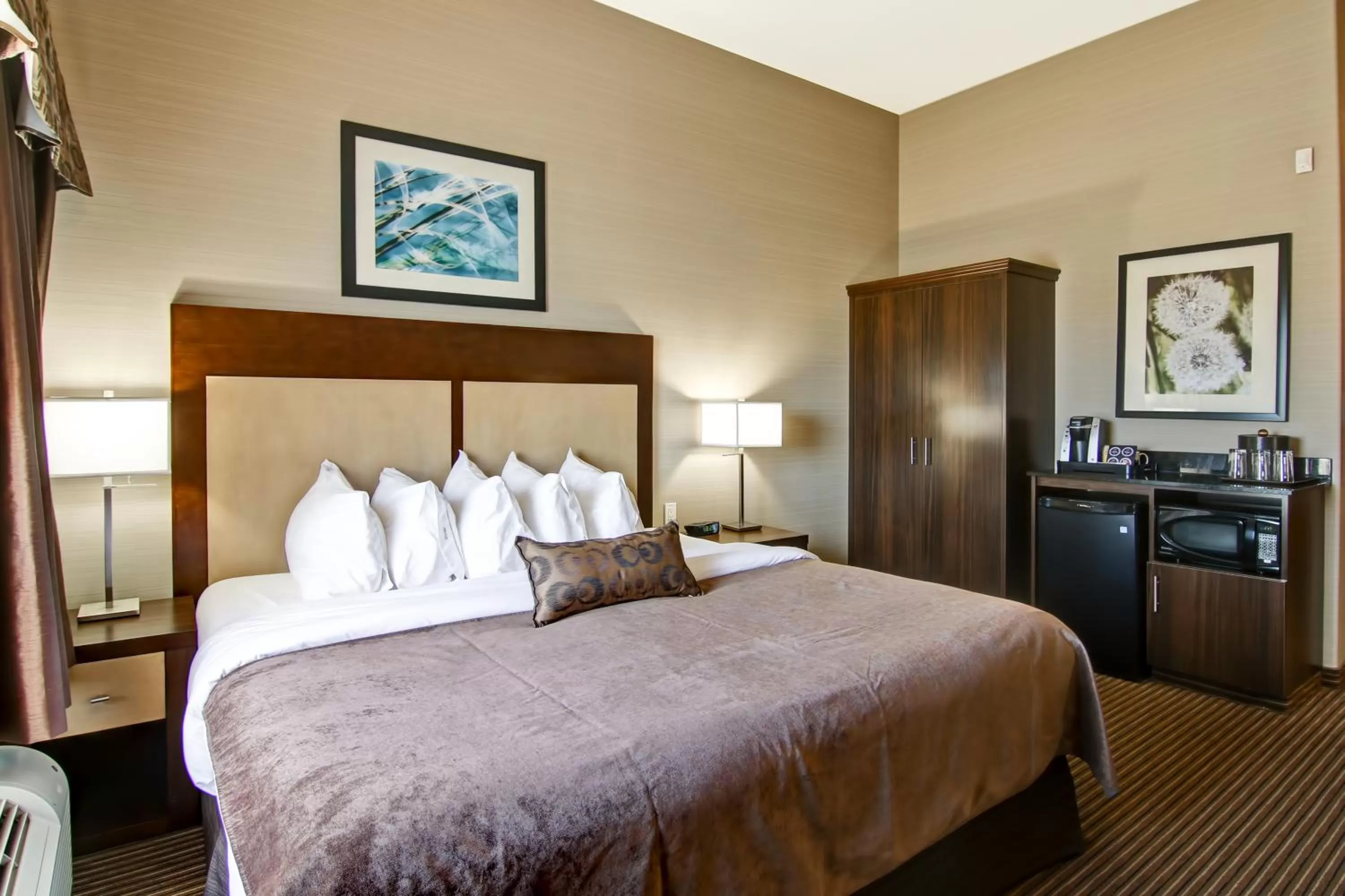 Bed in Canalta Hotel Assiniboia