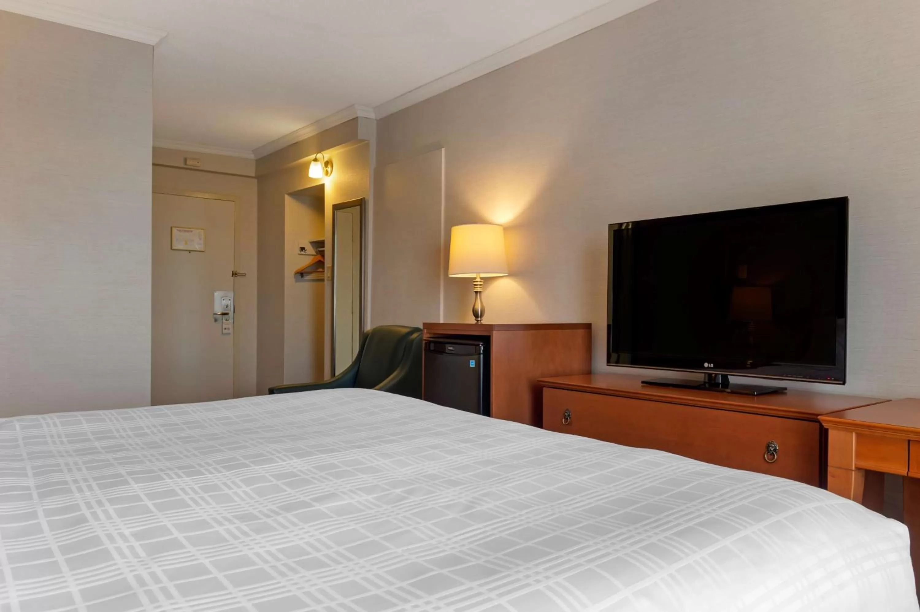 Photo of the whole room, Bed in Best Western Plus Gatineau-Ottawa Downtown