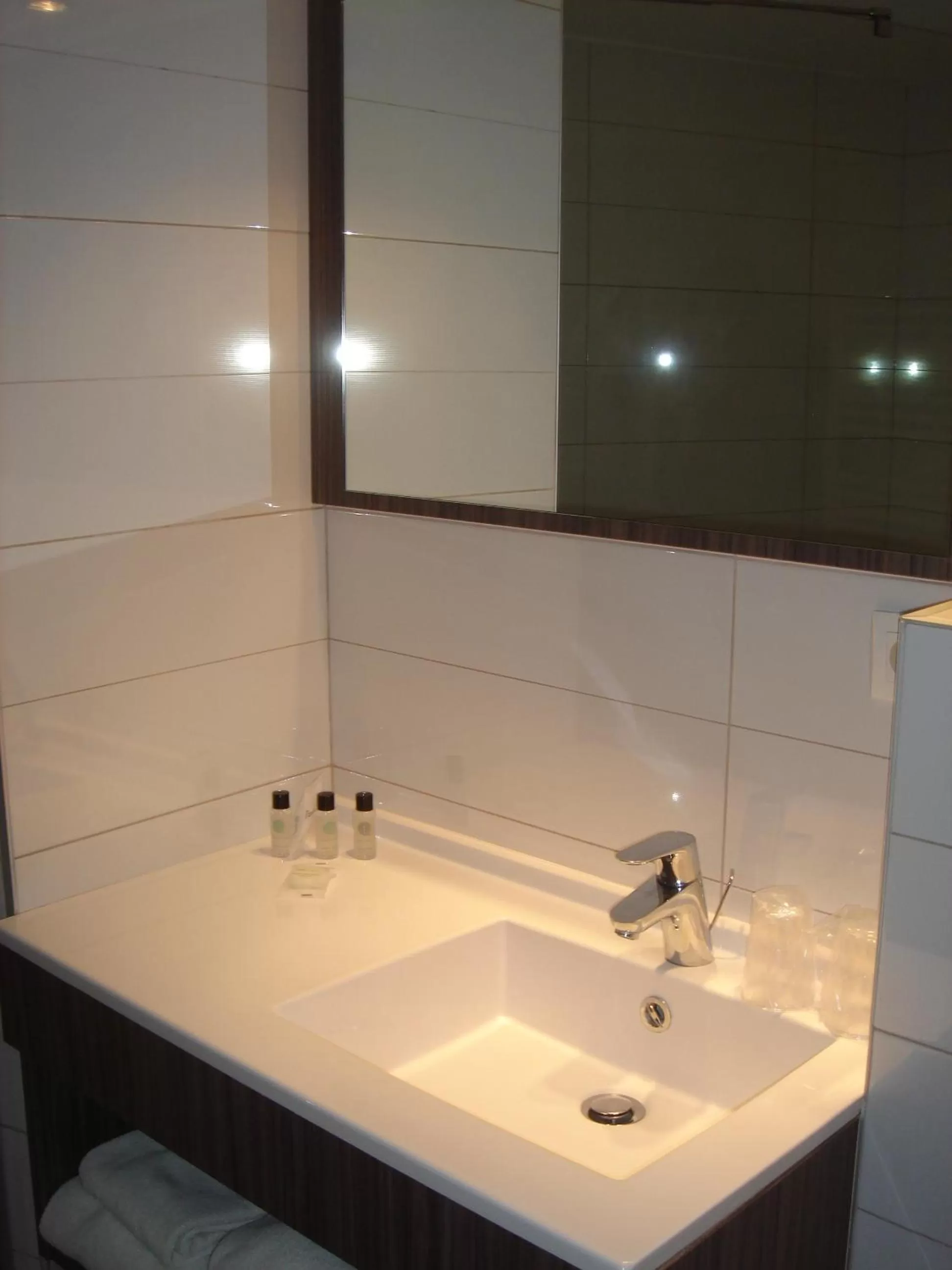 Bathroom in The Originals Residence Appart Hôtel Hévéa Valence