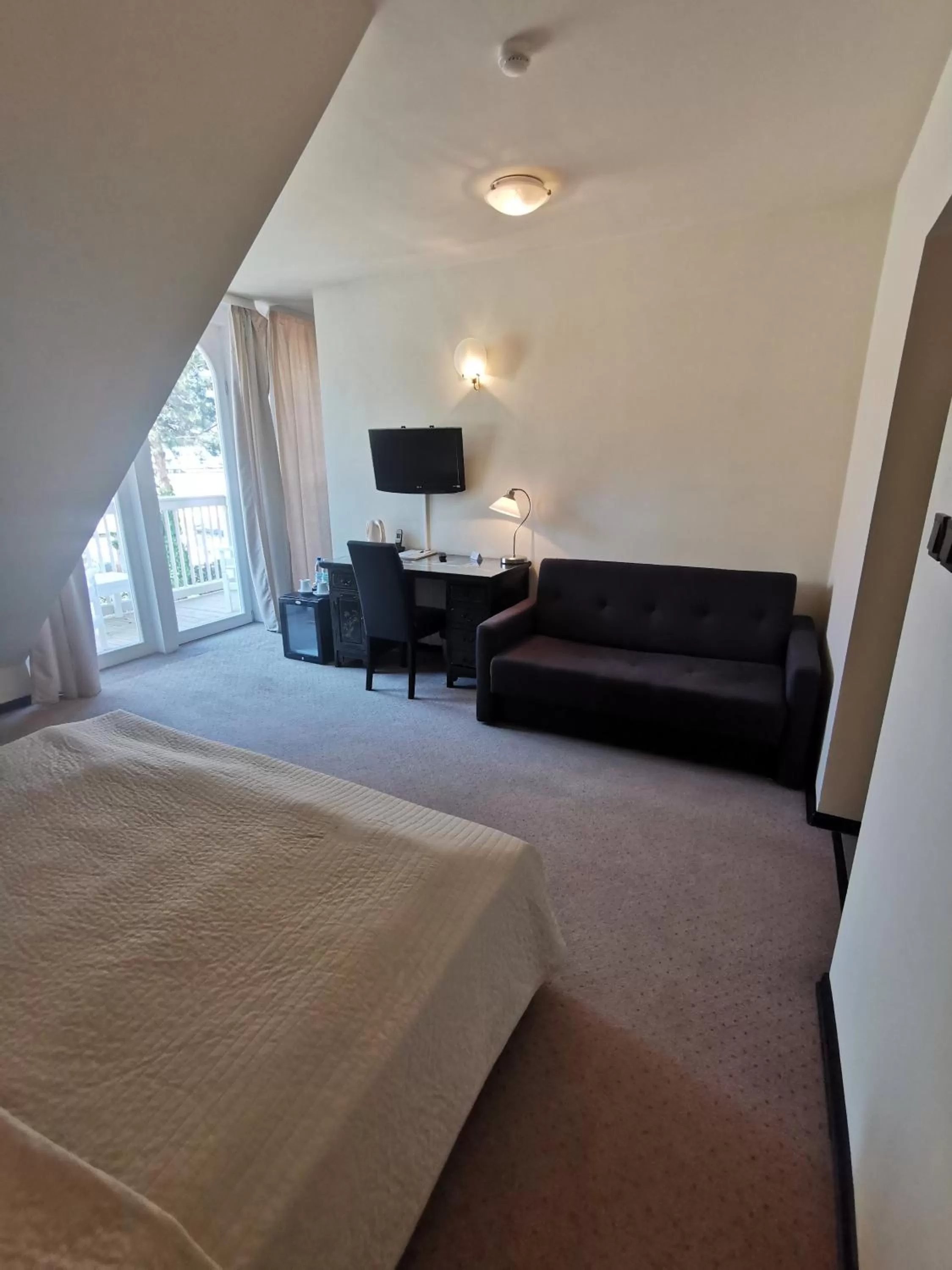 Bed, Seating Area in Hotel Zhong Hua