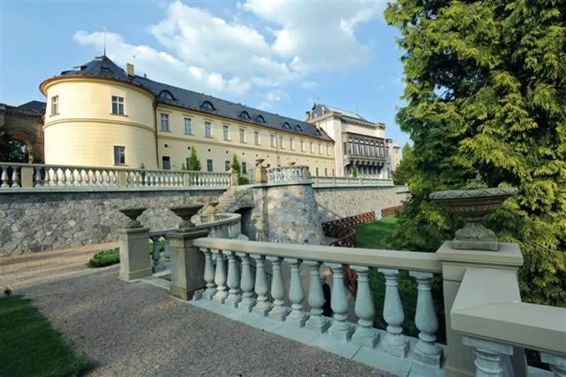 Property building in Chateau Zbiroh