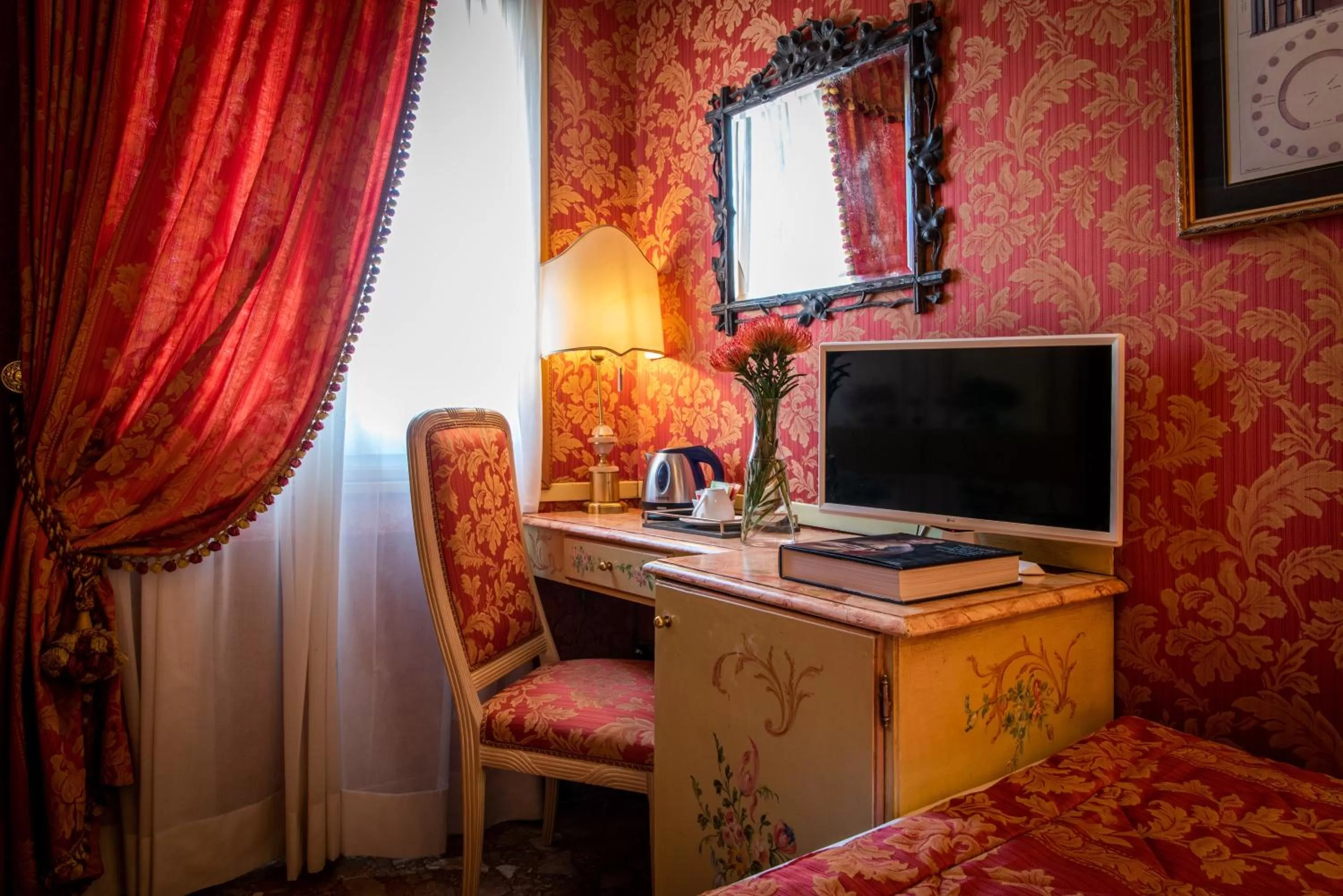 TV and multimedia in Hotel Santo Stefano