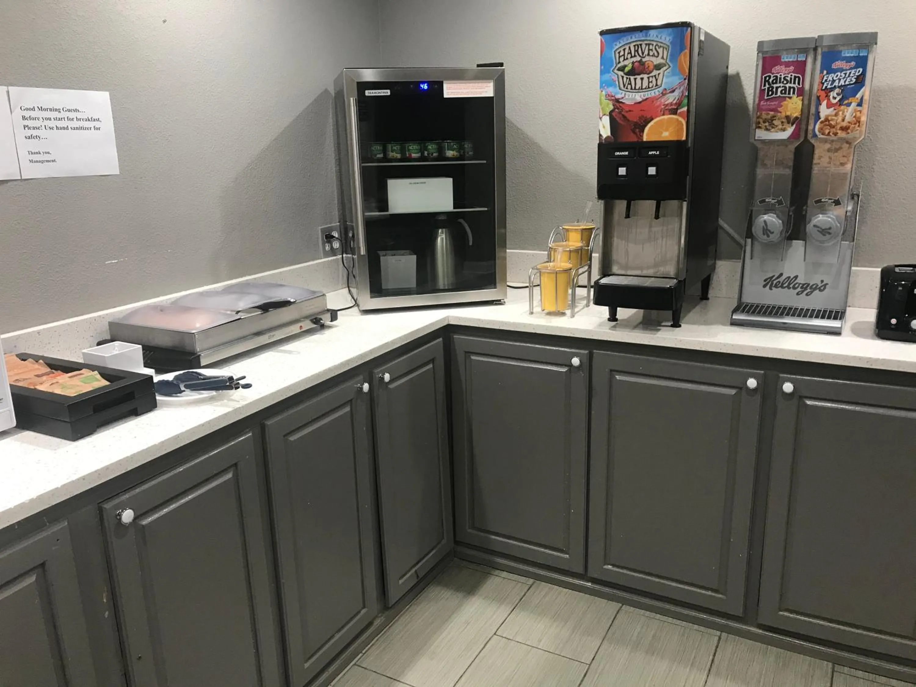 Breakfast, Kitchen/Kitchenette in Days Inn & Suites by Wyndham Collierville Germantown Area