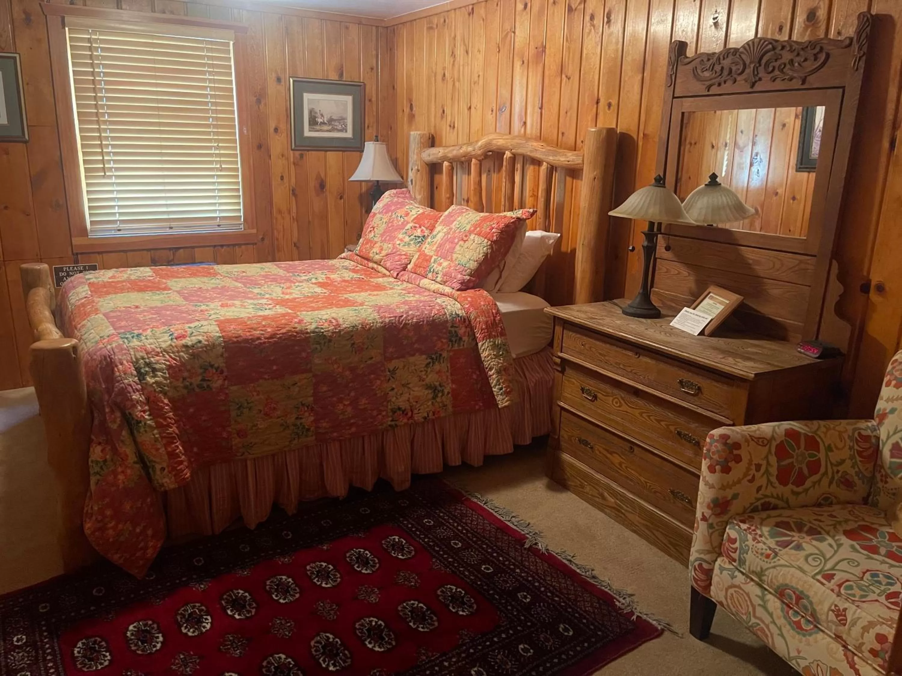 Bed in Silver Fork Lodge & Restaurant