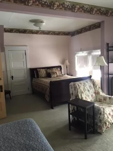 Bedroom, Bed in Victorian Charm Inn