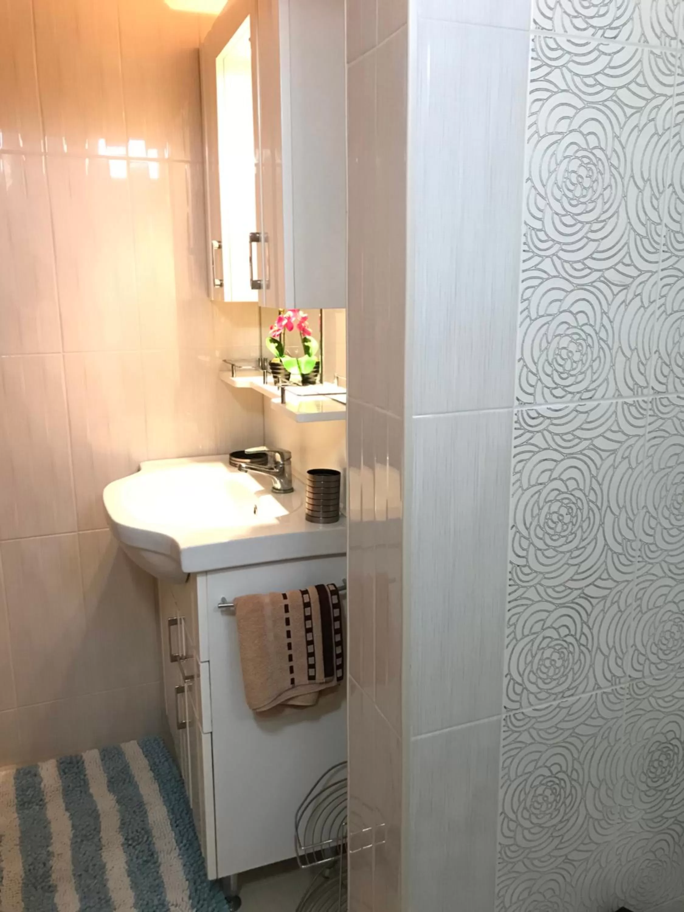 Bathroom in White Rose Family Guest House