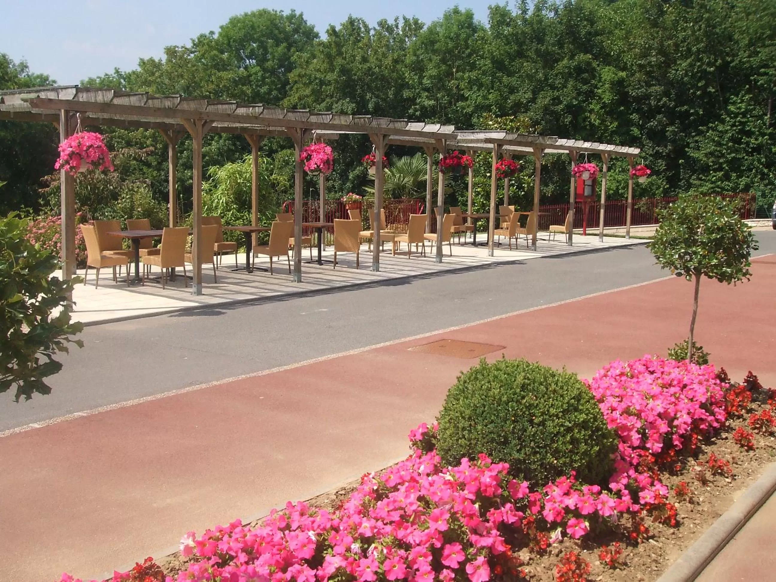 Communal lounge/ TV room in Best Western Hotel Ile de France