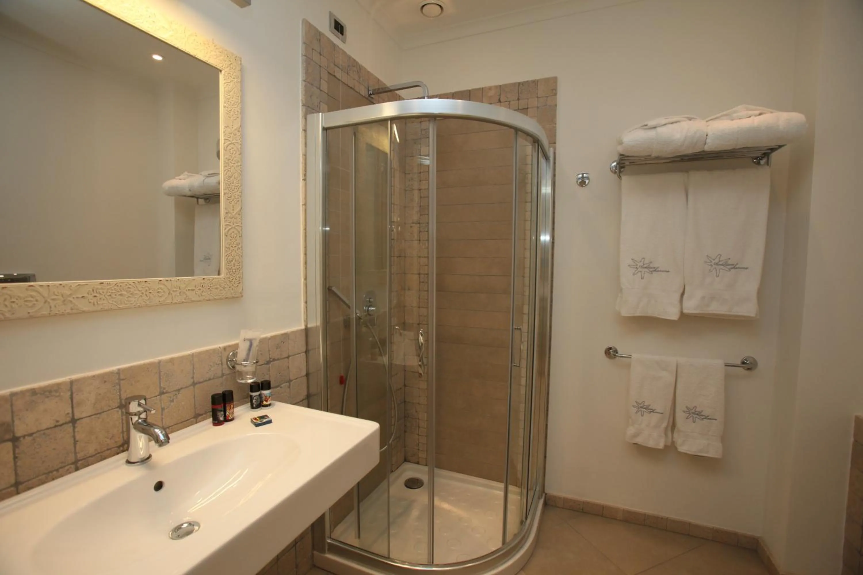 Shower in Hotel Mea - Aeolian Charme