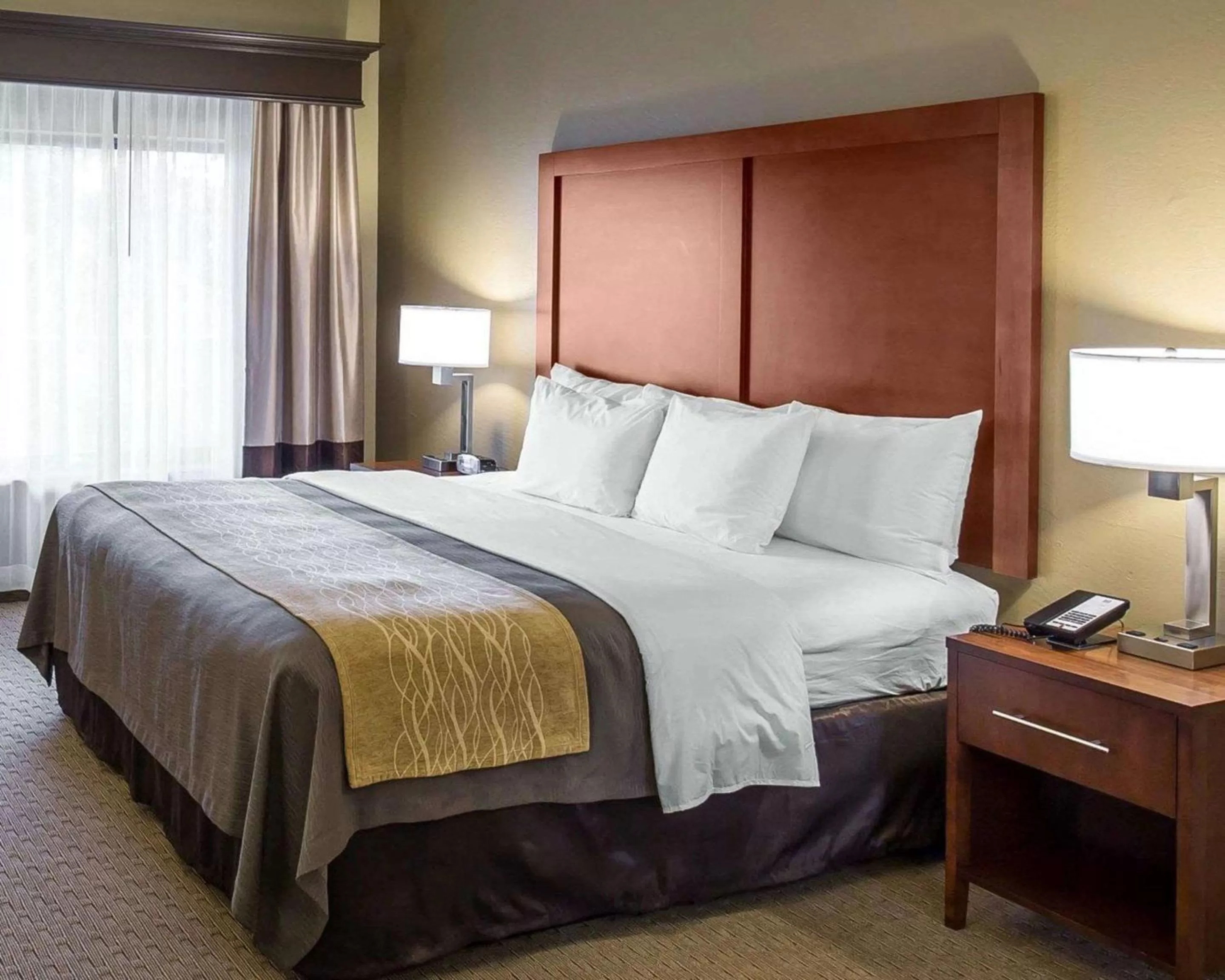 Photo of the whole room, Bed in Tollgate Inn