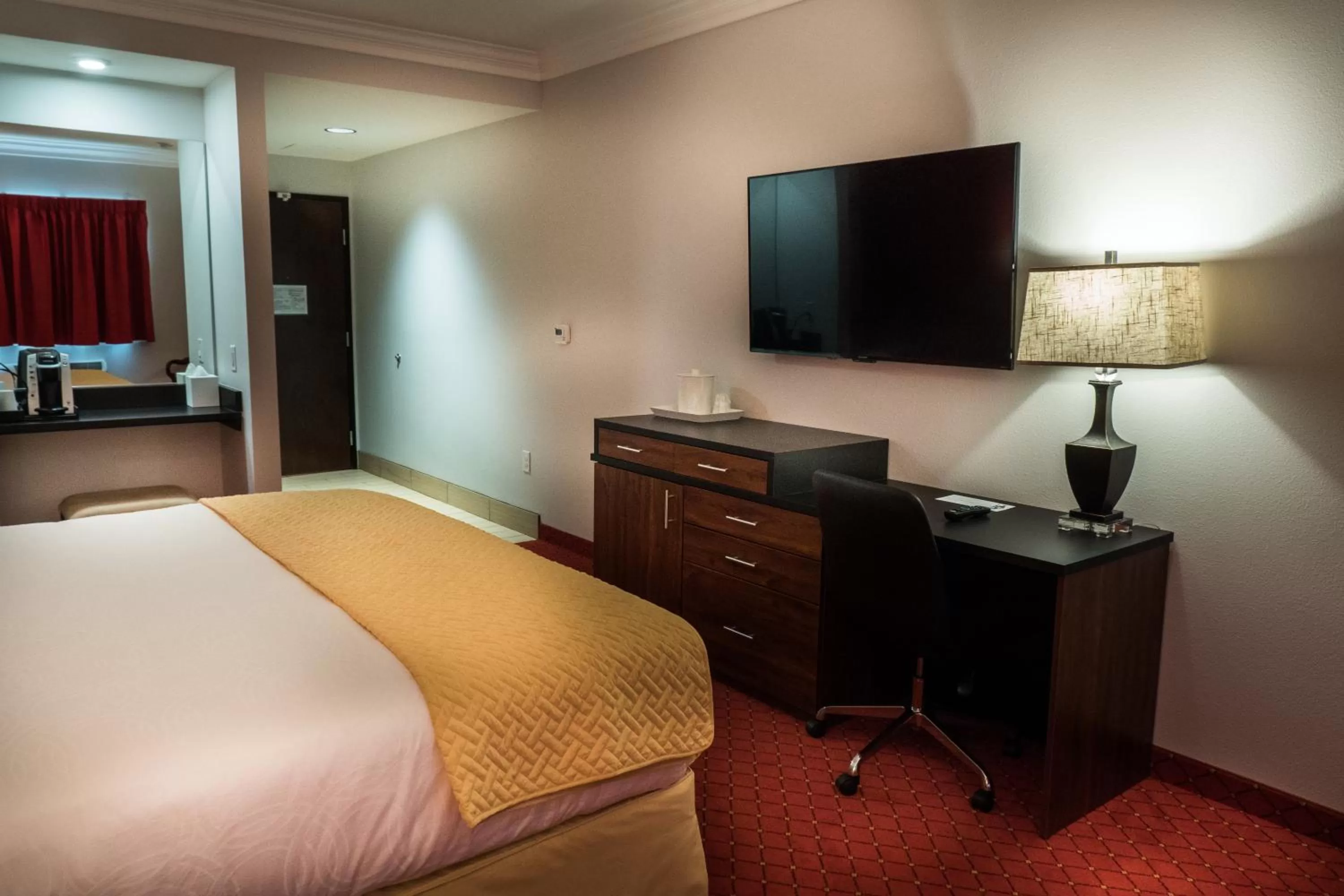 Photo of the whole room, Bed in Skyline Hotel and Casino