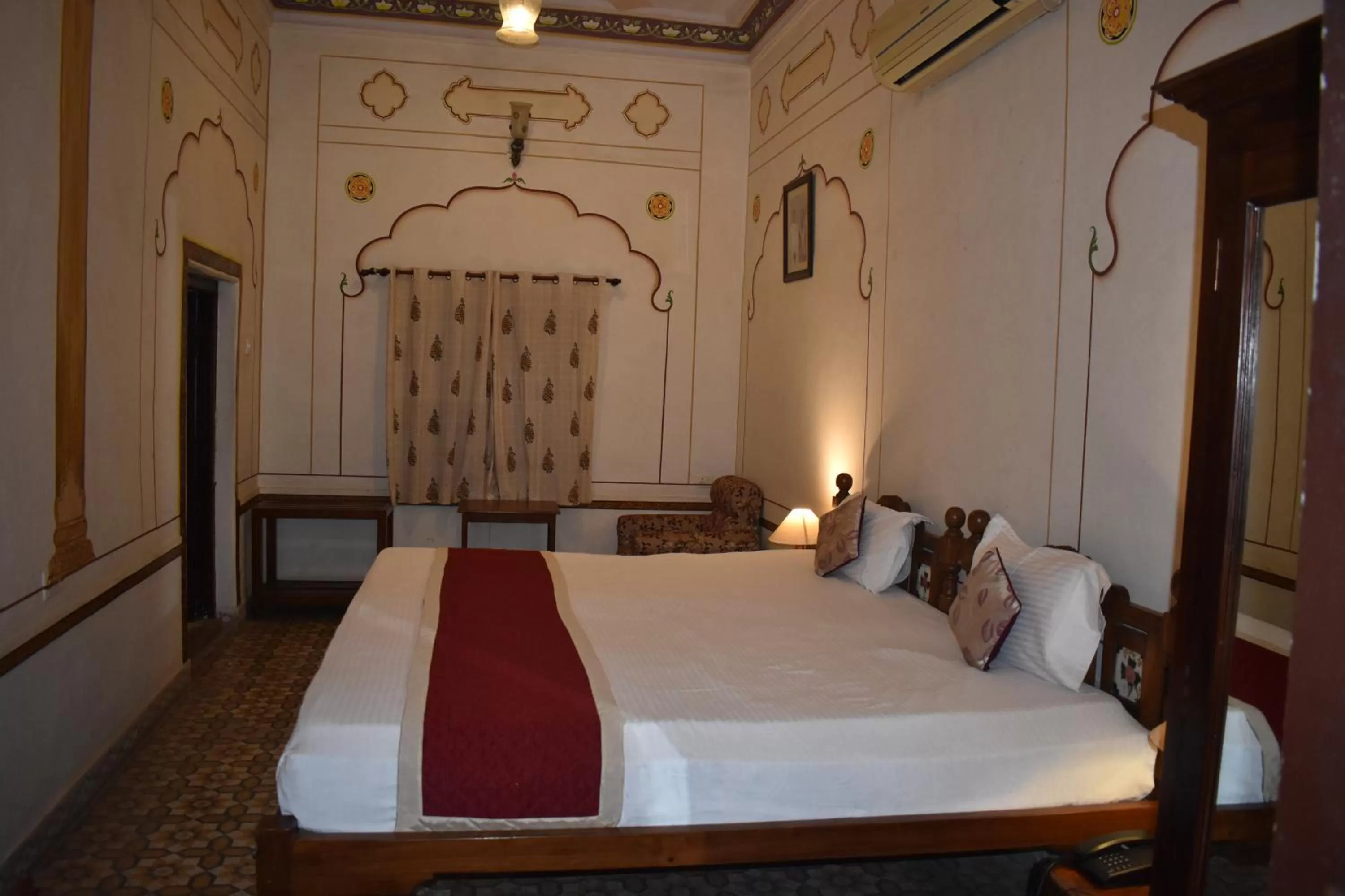 Bedroom, Bed in Hotel Nawal Sagar Palace - Bundi