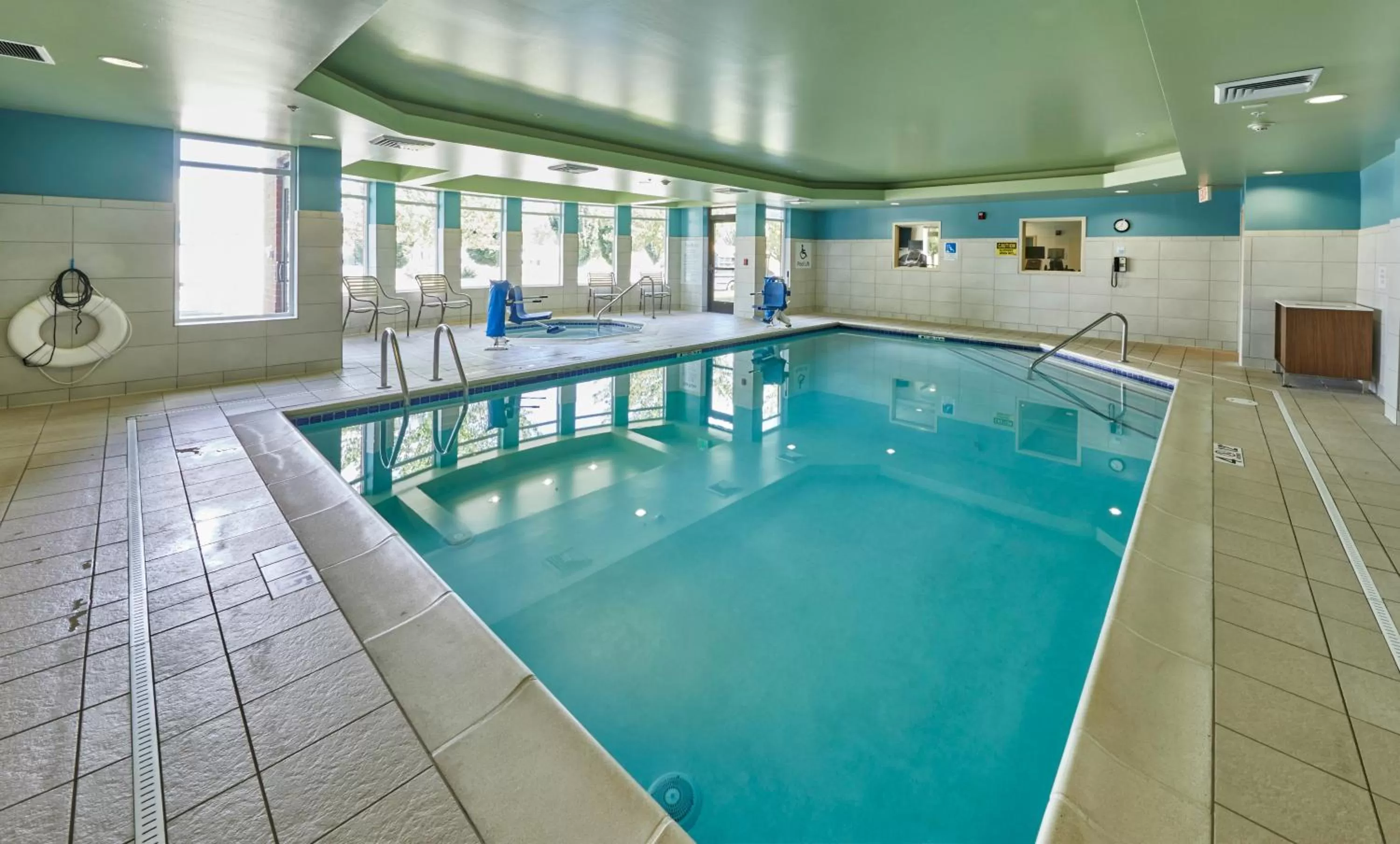 Swimming pool in Holiday Inn Express Hotel & Suites Medford-Central Point by IHG