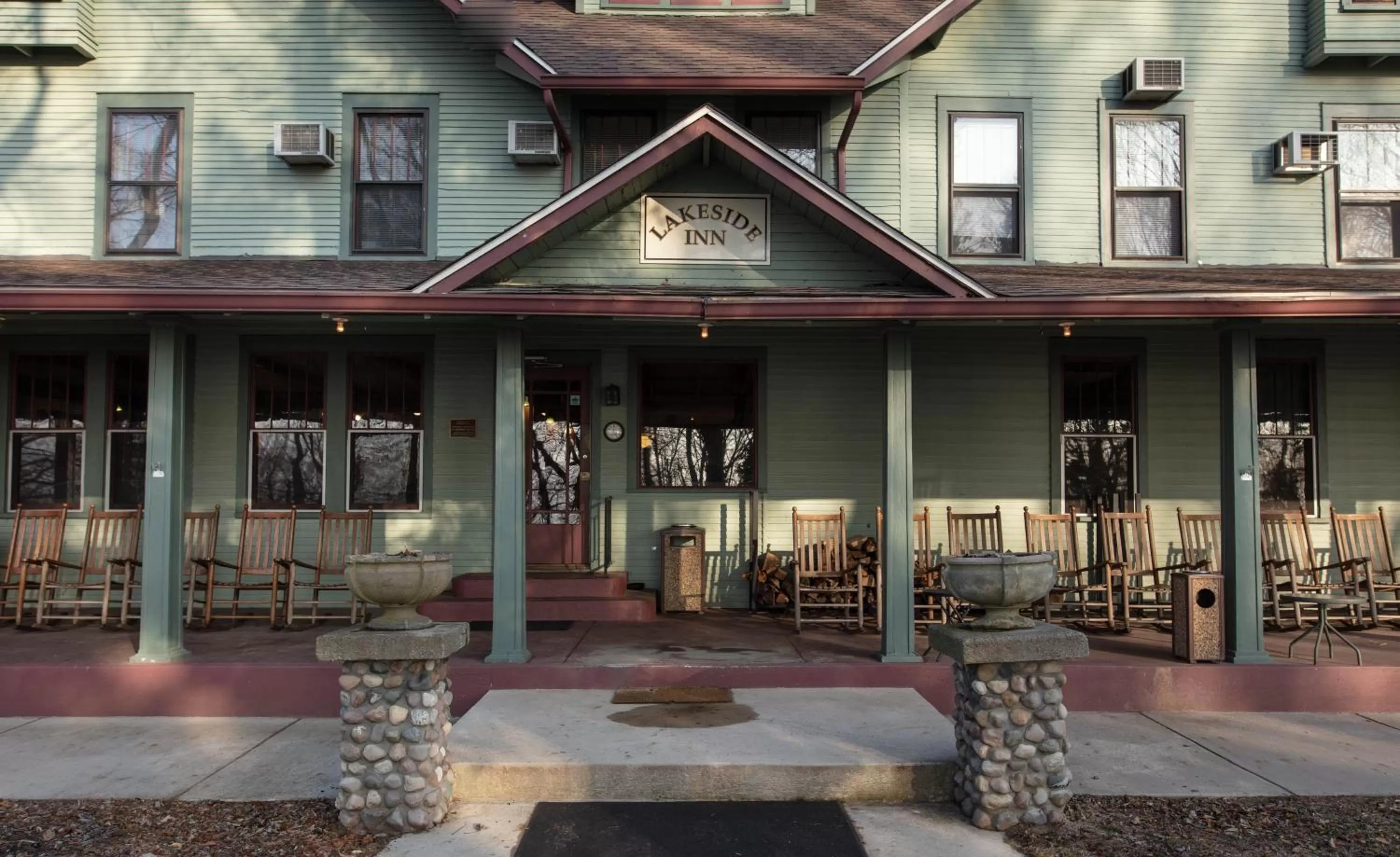 Facade/entrance in Lakeside Inn