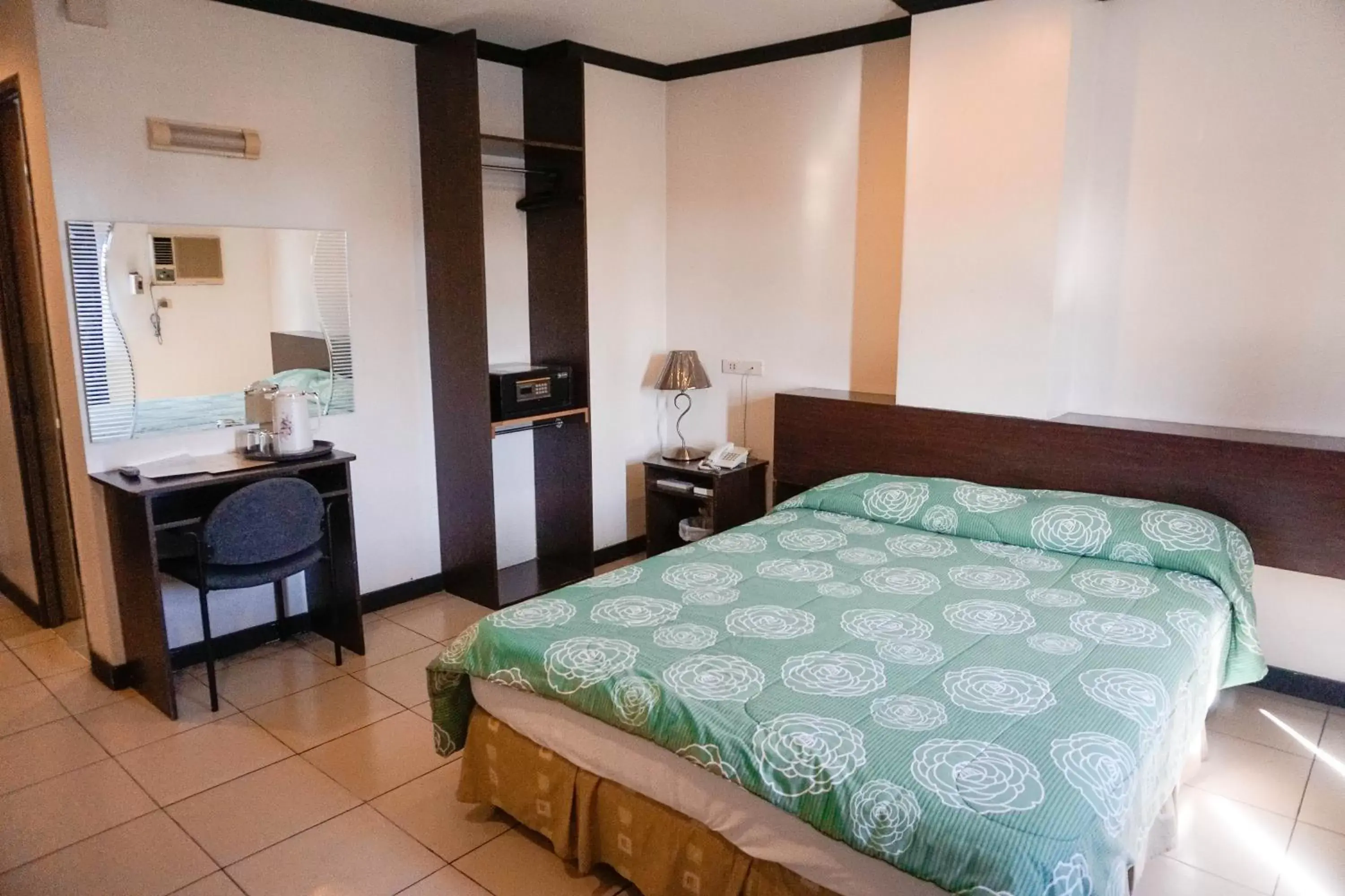 Crowne Garden Hotel Crowne Garden Hotel