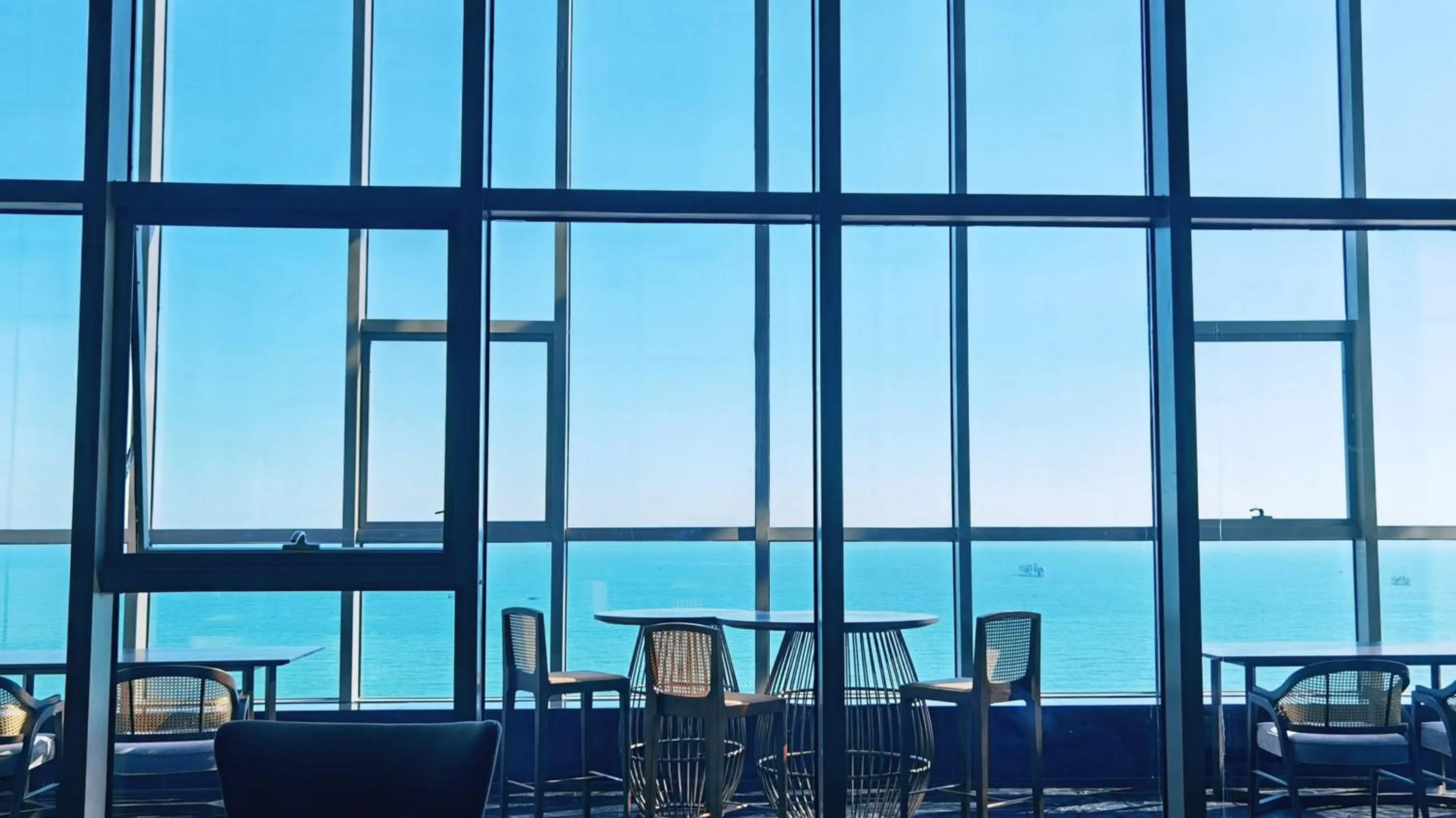 Lounge or bar in Crowne Plaza Beihai Silver Beach by IHG